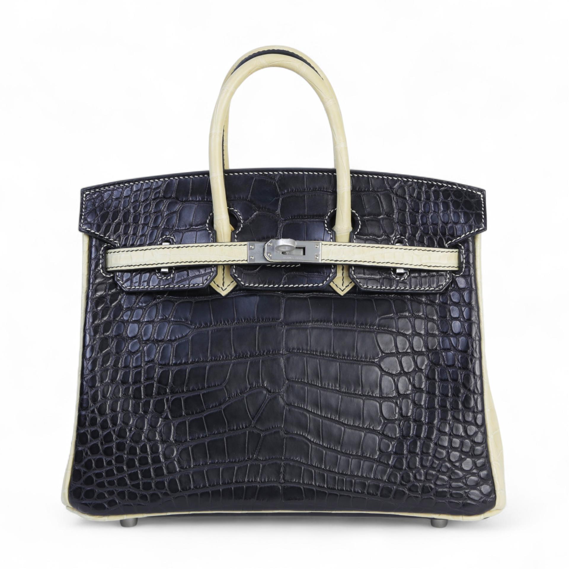 未使用保存品 HERMÈS 愛馬仕 馬蹄印定制 Birkin 25 89 黑色 Noir (Black) Y1 香草色 Vanille □ 短吻鱷 霧面 拉絲銀扣 K刻 2025年 - 1