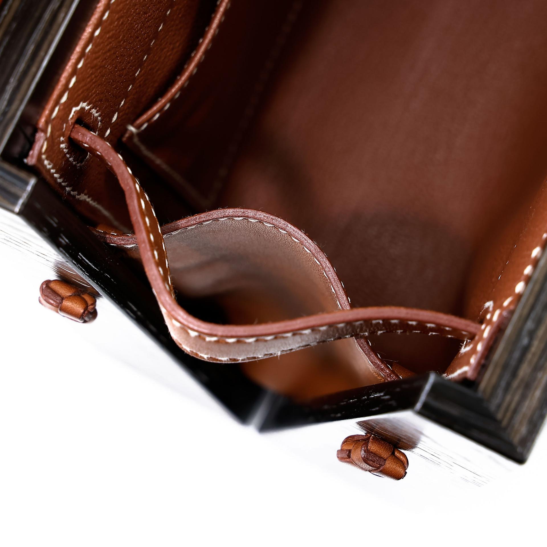 Excellent ( Rank SA ) HERMÈS Limited Edition Kelly Wood 22 Noir (89) Fauve (34) Barenia Wood Palladium hardware Z (2021) - 32