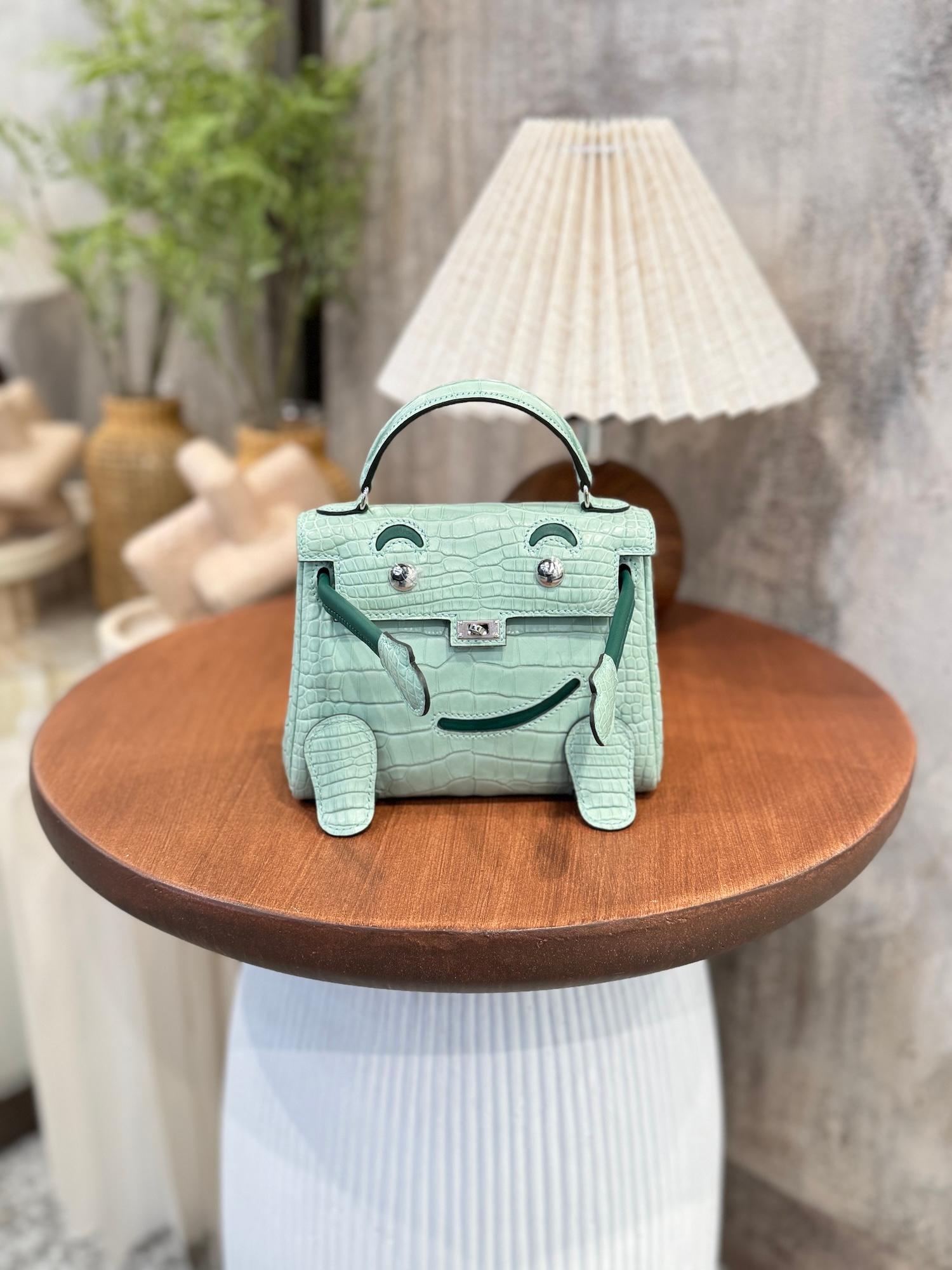 全新 HERMÈS 愛馬仕 限量收藏款 Kelly Doll 6U Vert d’Eau 薄荷綠 65 Vert Moyen 寶石綠 □ 短吻鱷 霧面 銀扣 K刻 2025年 - 3