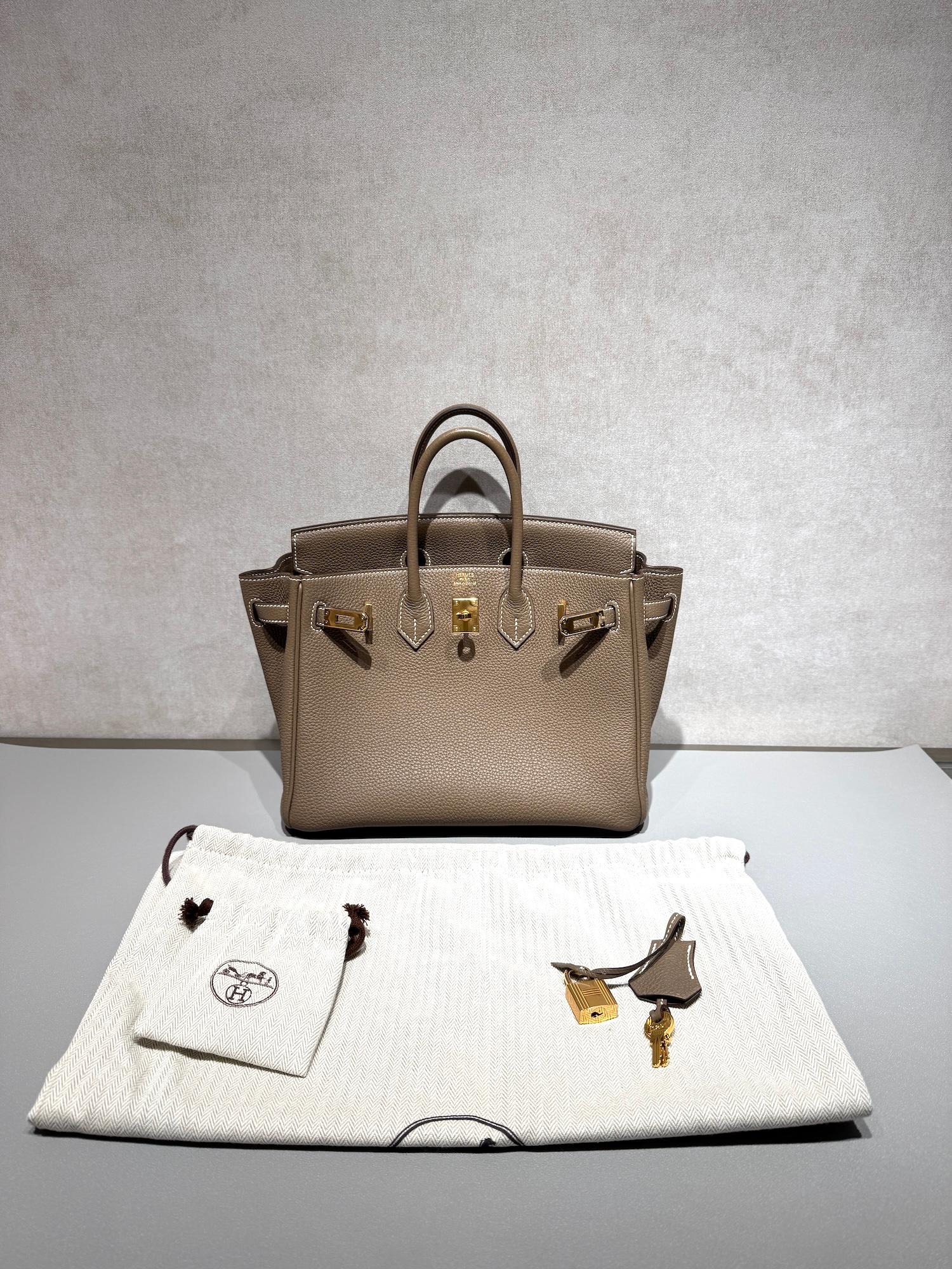 Very Good ( Rank A) HERMÈS Birkin 25 Etoupe (18) Togo Gold hardware U (2022) - 25