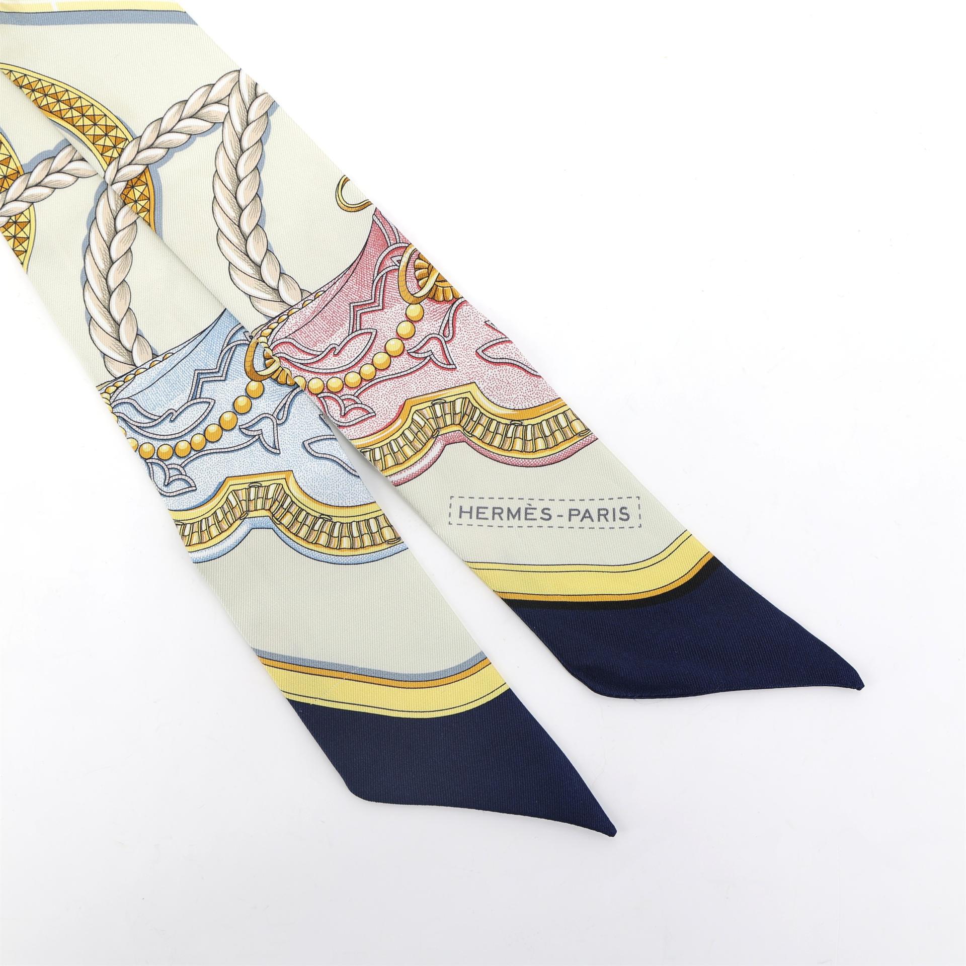 Very Good ( Rank A) HERMÈS Twilly Grand Apparat Multi-color Silk - 4