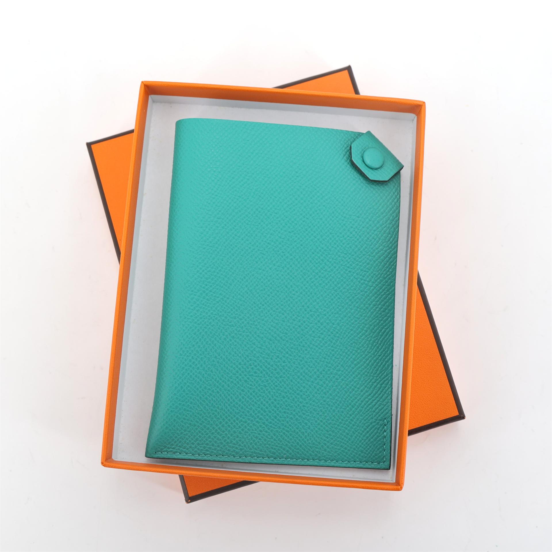 Unused ( Rank NS ) HERMÈS Tarmac passport holder Malachite (Z6) Epsom - 3