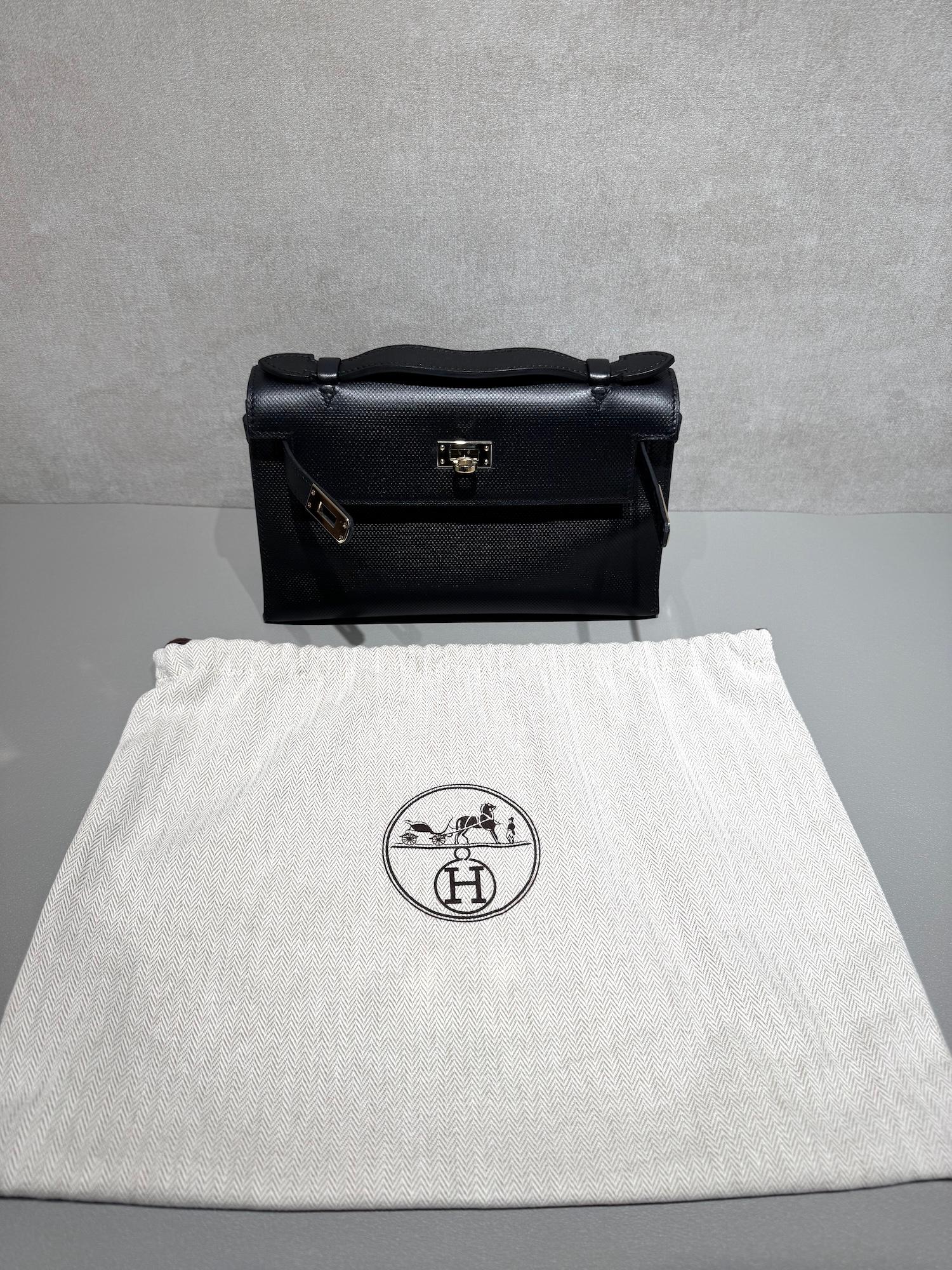 Very Good ( Rank A) HERMÈS Kelly Pochette Noir (89) Grain d`H Swift Permabrass hardware Square Q (2013) - 34