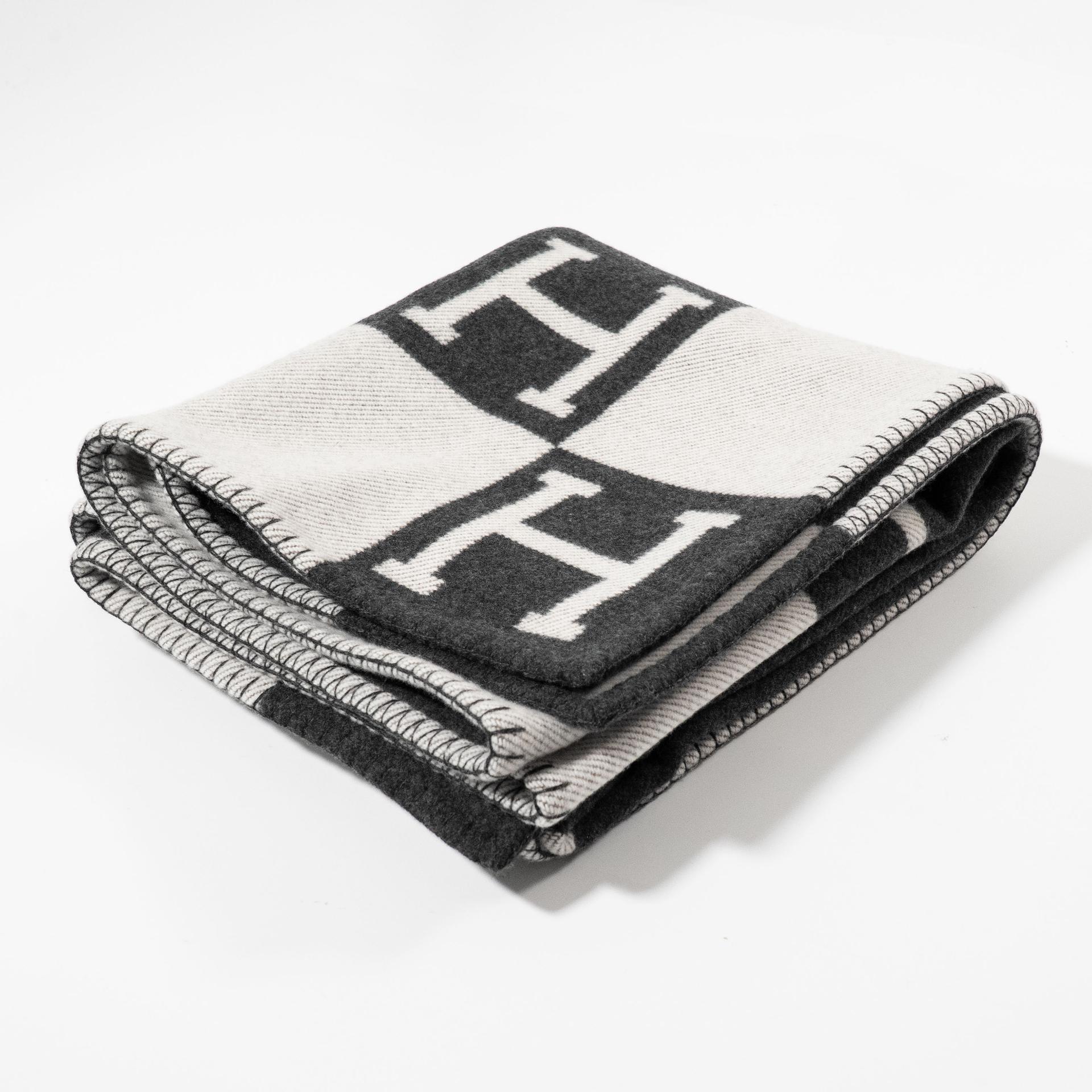 Brand New ( Rank N ) HERMÈS Avalon sofa throw / blanket Gris Fonce (84) Ecru Cashmere Merino Wool - 4
