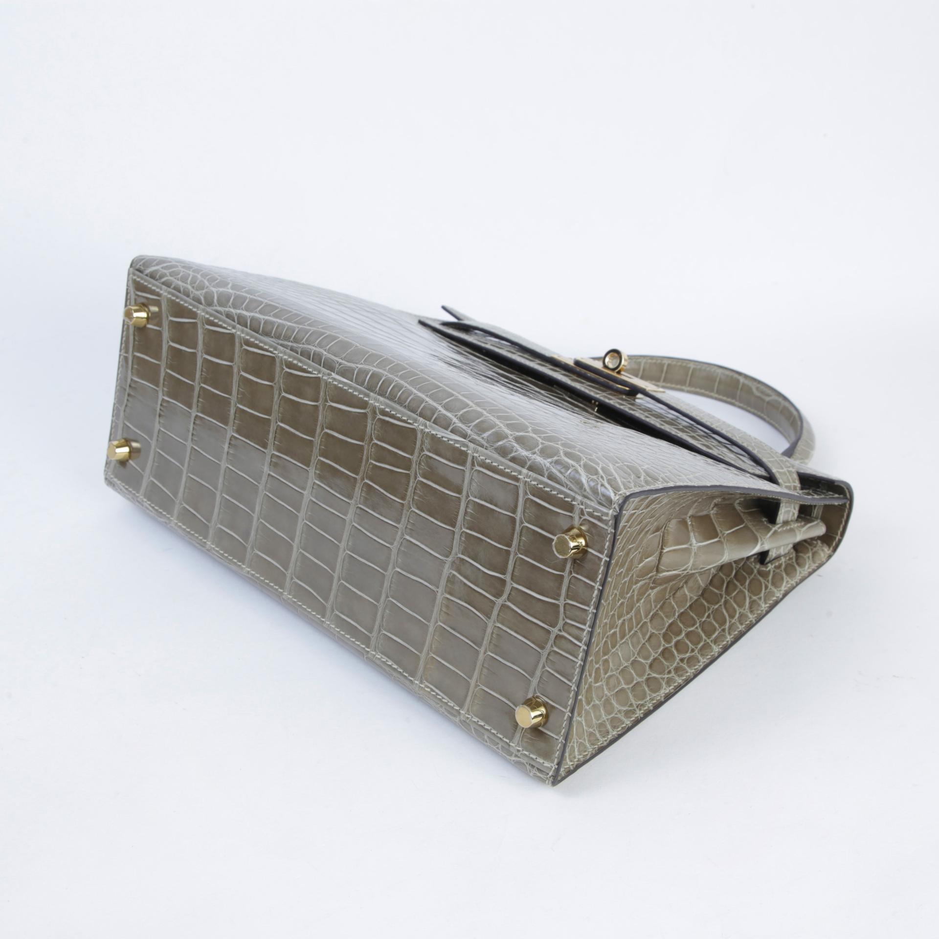 未使用保存品 HERMÈS 愛馬仕 Kelly 28 外縫 81 斑鳩灰 Gris Tourterelle □ 短吻鱷 亮面 香檳金扣 D刻 2019年 - 5