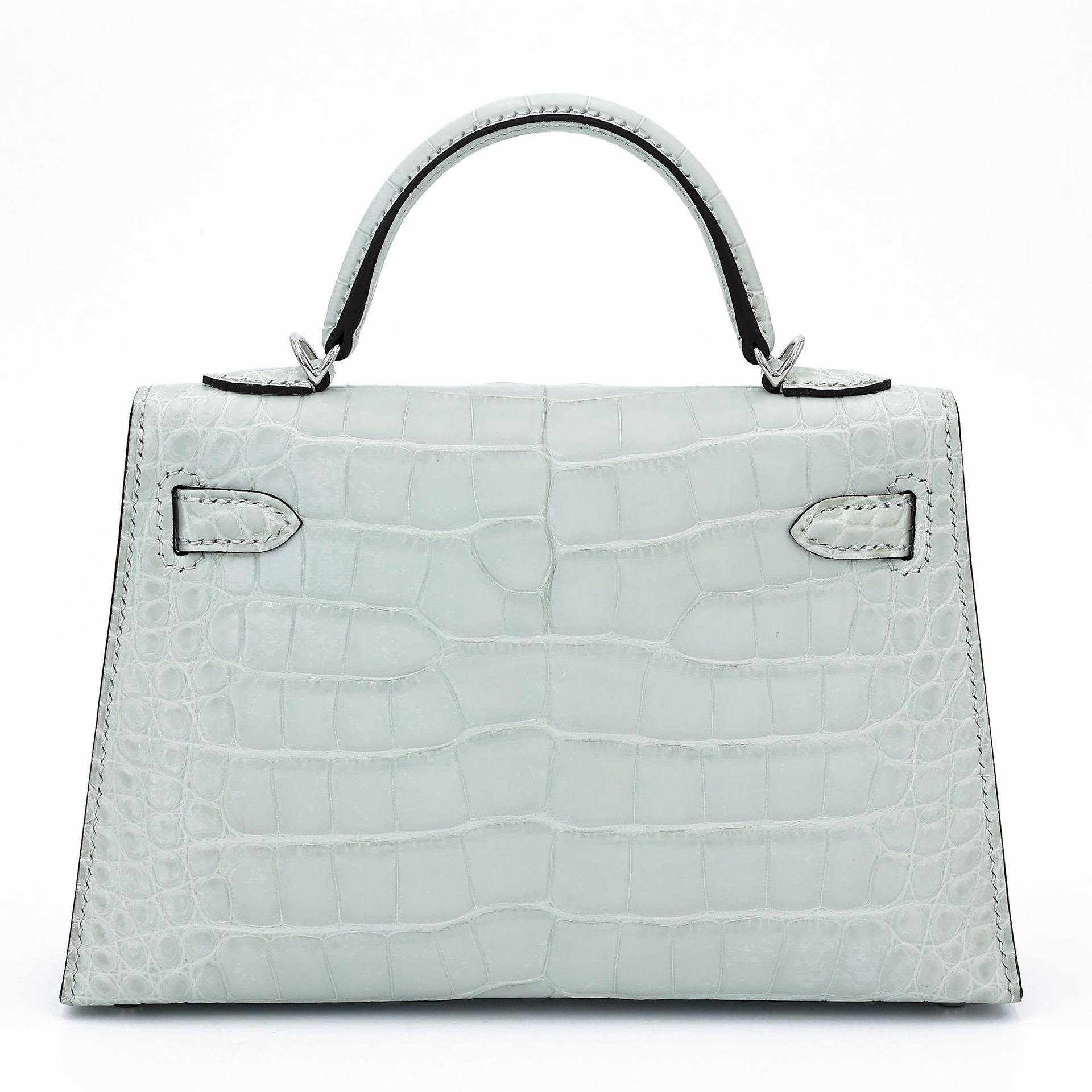 全新 HERMÈS 愛馬仕 Mini Kelly 二代 0W Gris Neve 冰晶灰 □ 短吻鱷 霧面 銀扣 K刻 2025年 - 2
