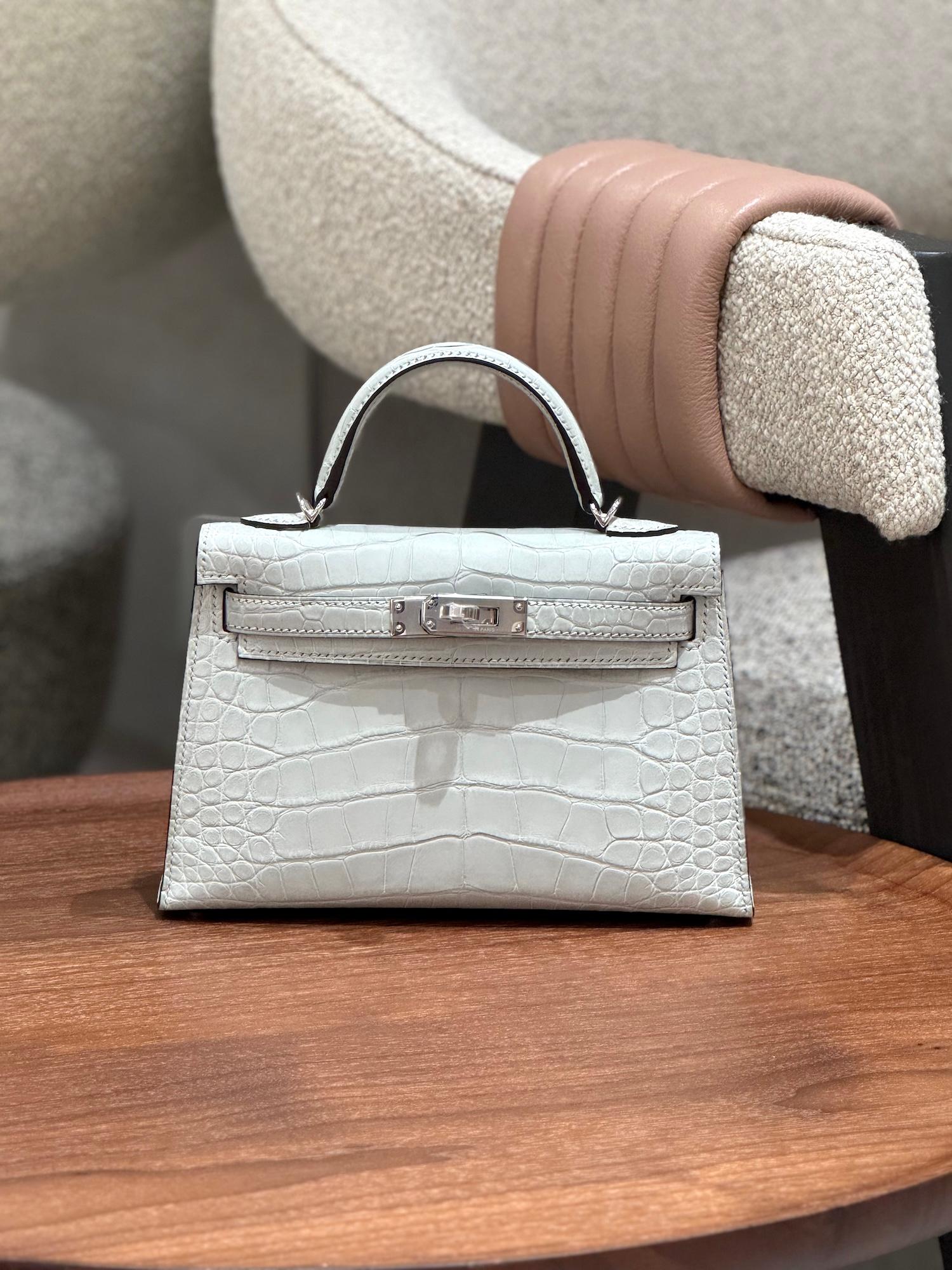 全新 HERMÈS 愛馬仕 Mini Kelly 二代 0W Gris Neve 冰晶灰 □ 短吻鱷 霧面 銀扣 K刻 2025年 - 4