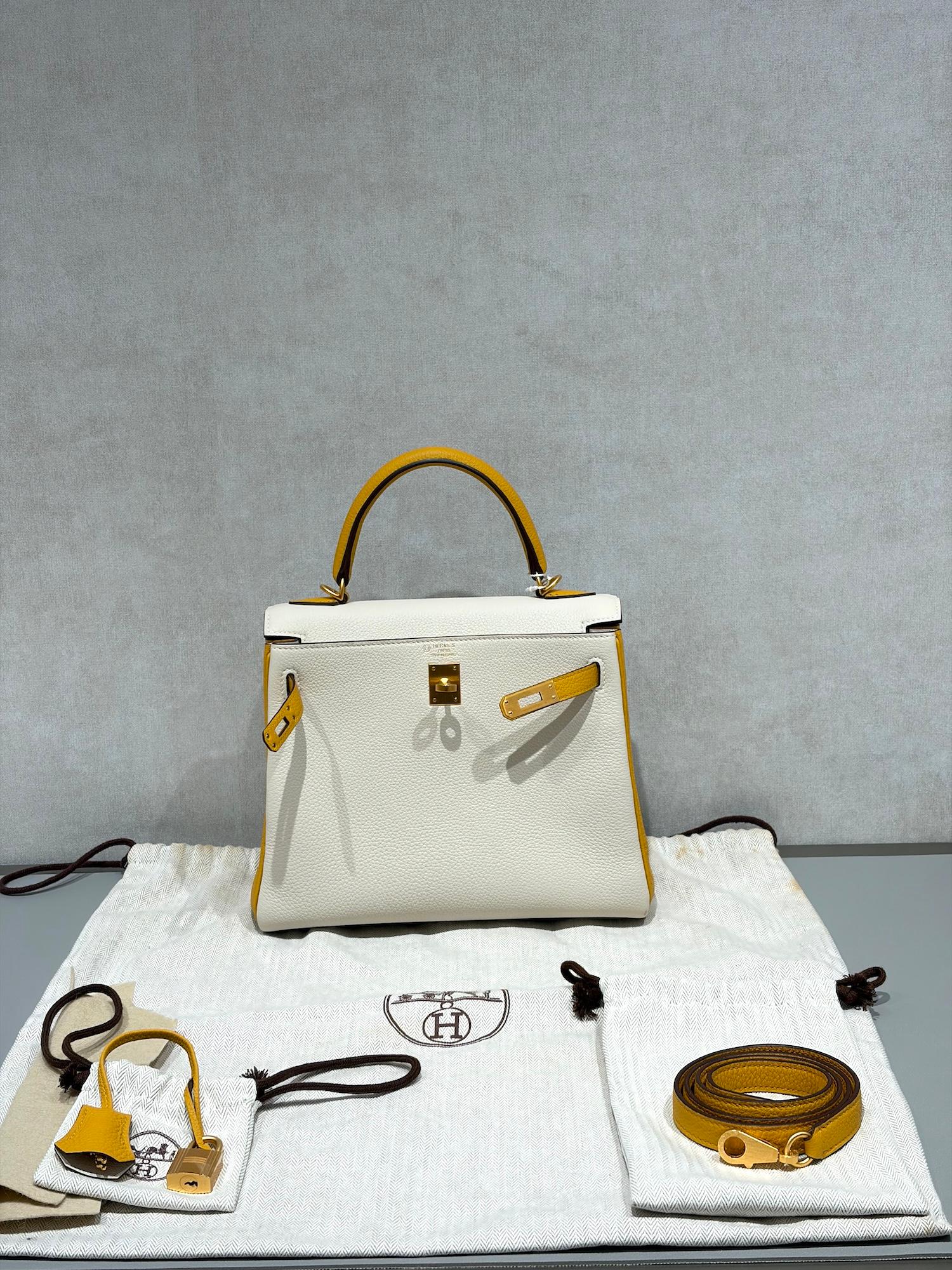 Excellent ( Rank SA ) HERMÈS Special Order Kelly 25 HSS Craie (10) Jaune Ambre (9D) Togo Brushed Gold hardware Z (2021) - 35