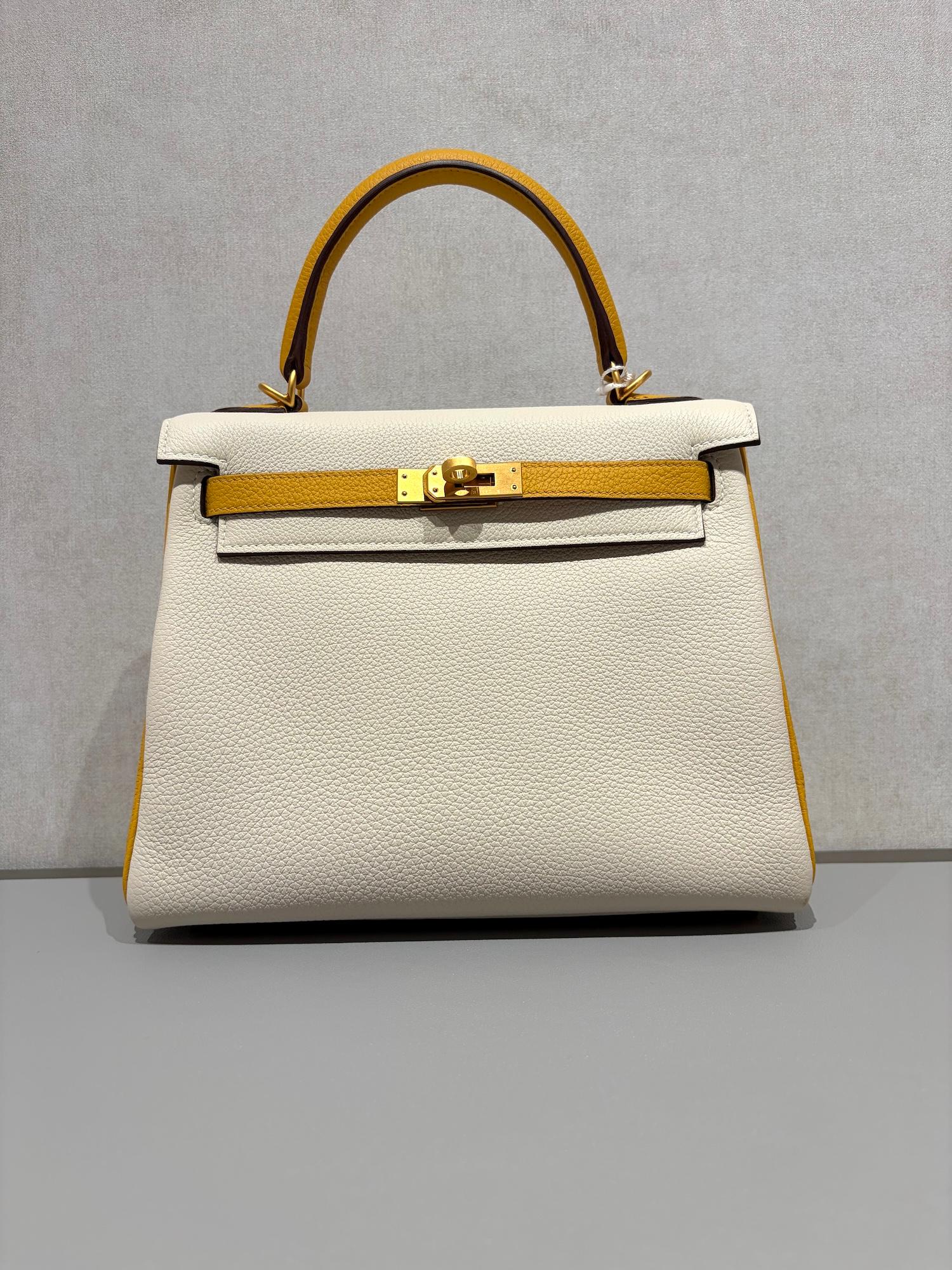 Excellent ( Rank SA ) HERMÈS Special Order Kelly 25 HSS Craie (10) Jaune Ambre (9D) Togo Brushed Gold hardware Z (2021) - 4