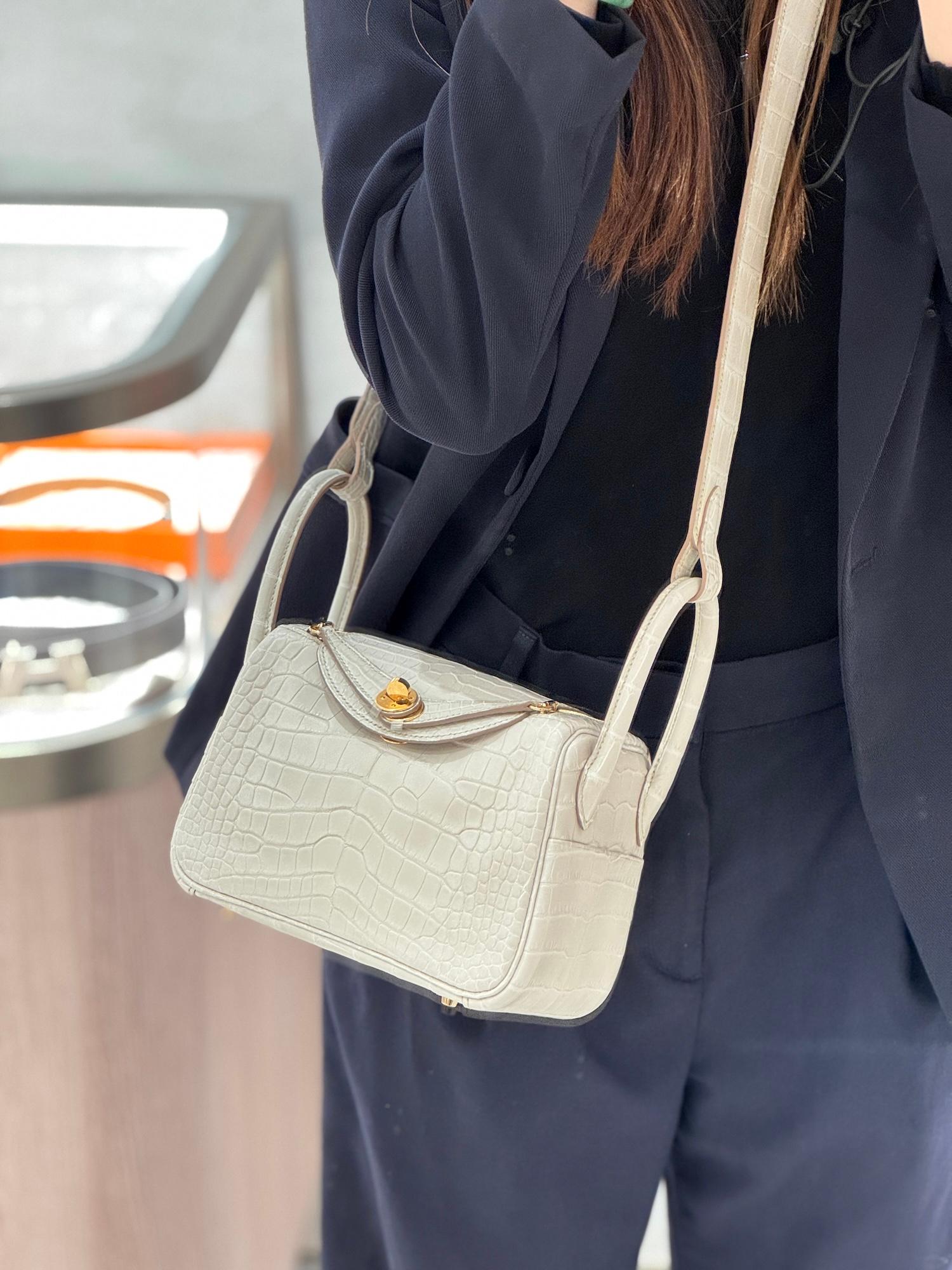 全新 HERMÈS 爱马仕 Mini Lindy 二代 8L 冰川白 Beton □ 短吻鳄 雾面 金扣 K刻 2025年 - 3