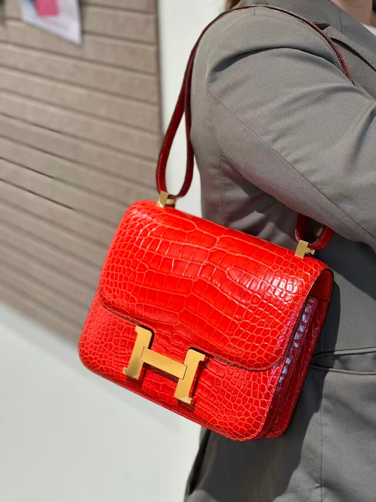 Very Good ( Rank A) HERMÈS Constance 24 Geranium (D5) Shiny Alligator Gold hardware X (2016) - 4