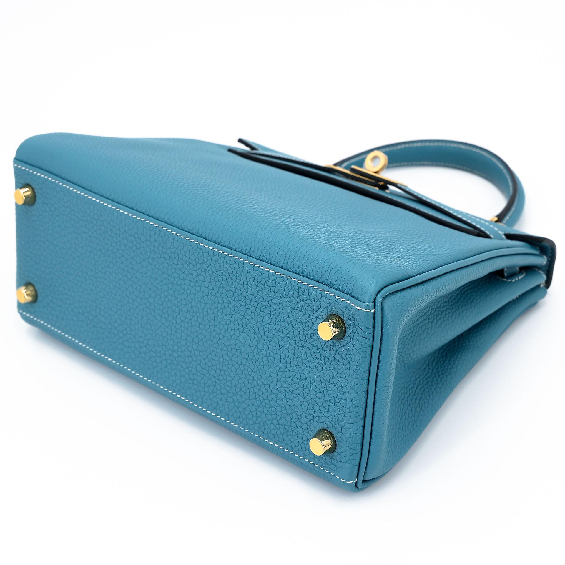 Very Good ( Rank A) HERMÈS Kelly 25 New Bleu Jean (D2) Togo Gold hardware B (2023) - 4