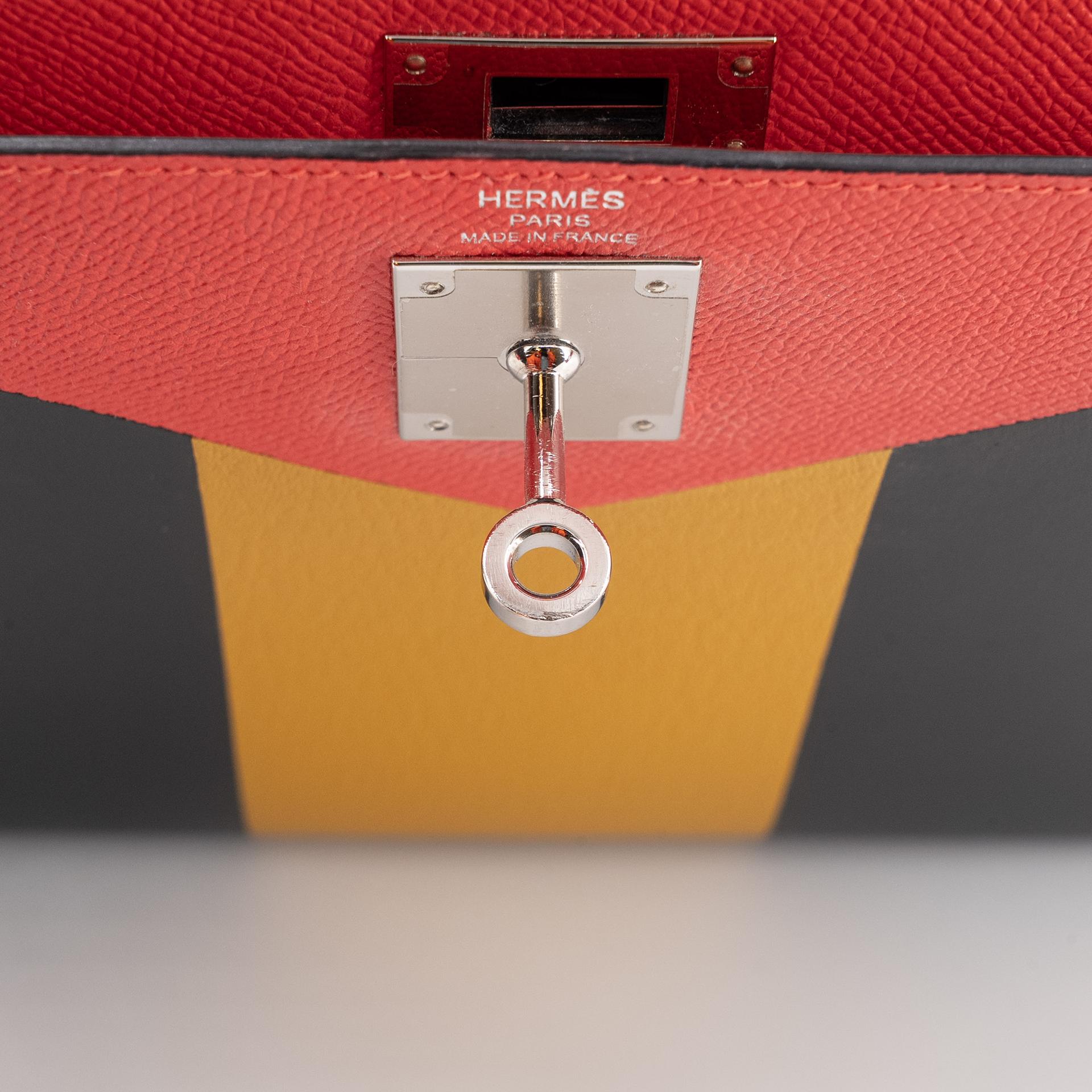 Very Good ( Rank A) HERMÈS Limited Edition Kelly 28 Sellier Letter M Capucine (9T) Bleu Obscur (K7) Jaune Ambre (9D) Epsom Palladium hardware A (2017) - 15