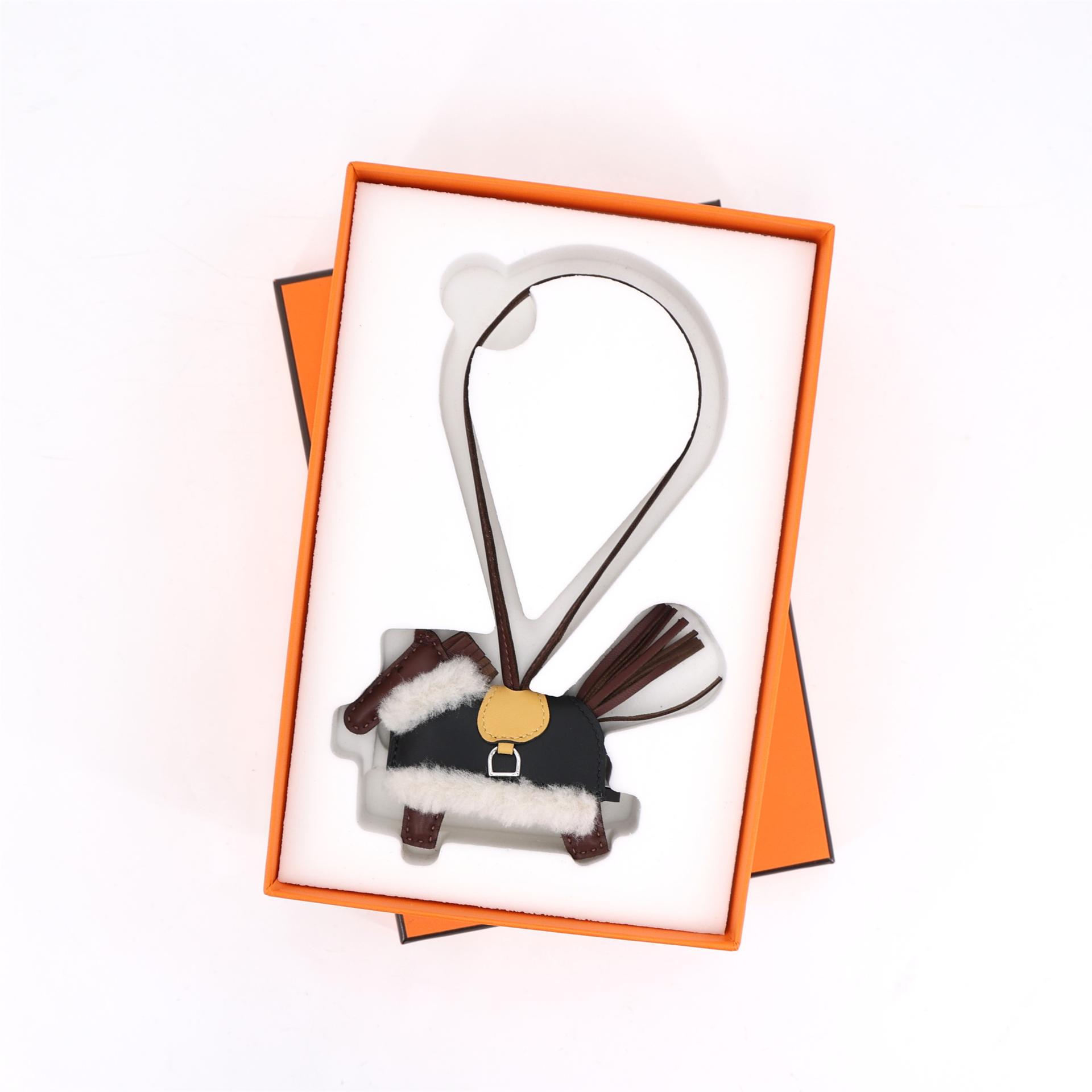 全新 HERMÈS 爱马仕 Robeo Plush PM 小马挂件 4D 大地色 Terre 2S 芝麻色 Sesame 黑色 Ecru色 羊皮 美利奴羊毛 G刻 2026年 - 3