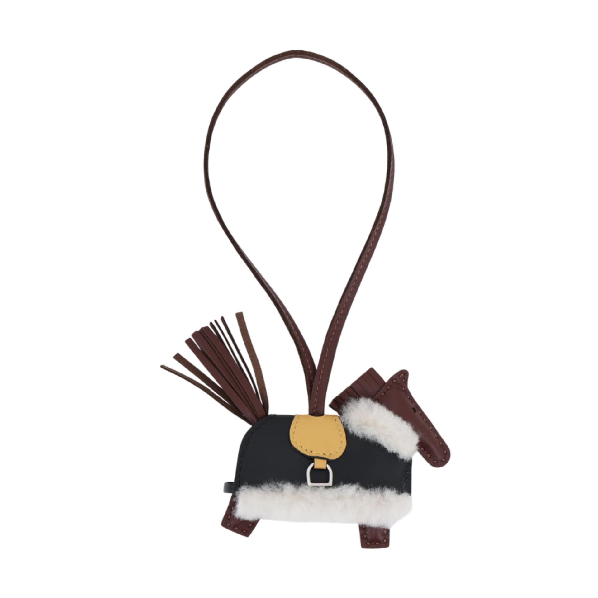 全新 HERMÈS 爱马仕 Robeo Plush PM 小马挂件 4D 大地色 Terre 2S 芝麻色 Sesame 黑色 Ecru色 羊皮 美利奴羊毛 G刻 2026年 - 2