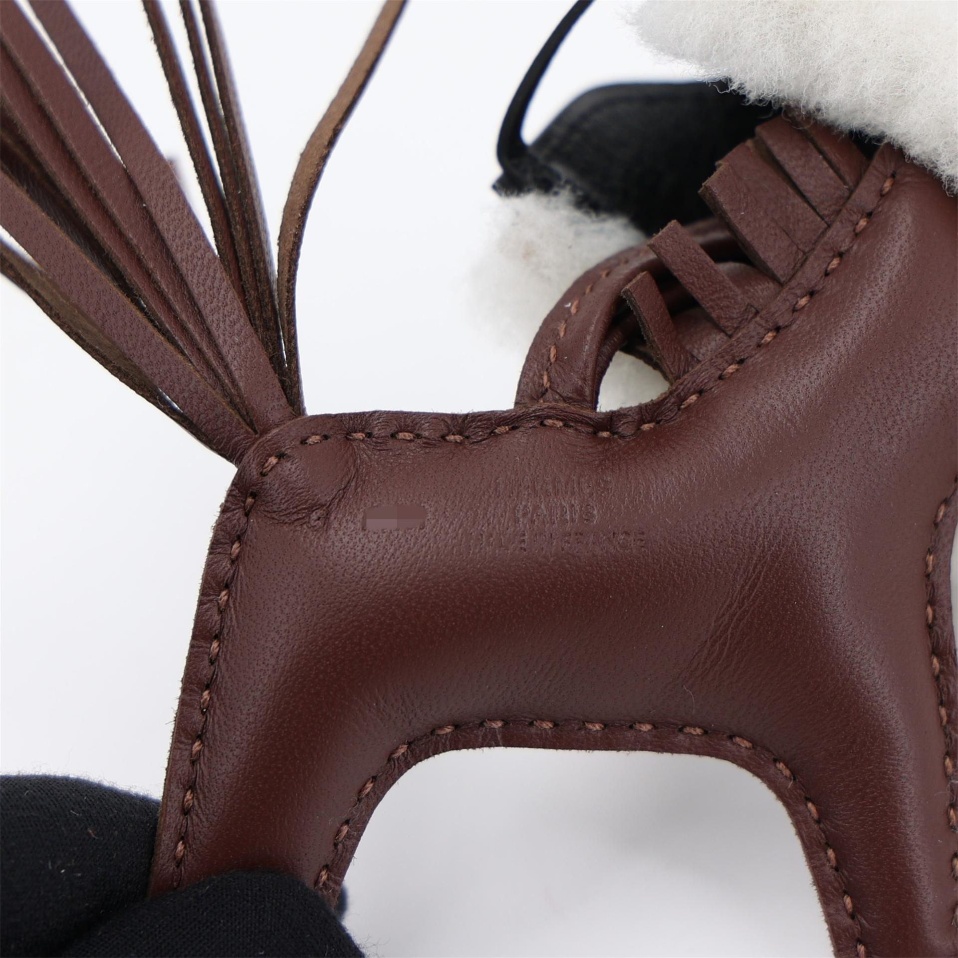 全新 HERMÈS 爱马仕 Robeo Plush PM 小马挂件 4D 大地色 Terre 2S 芝麻色 Sesame 黑色 Ecru色 羊皮 美利奴羊毛 G刻 2026年 - 5