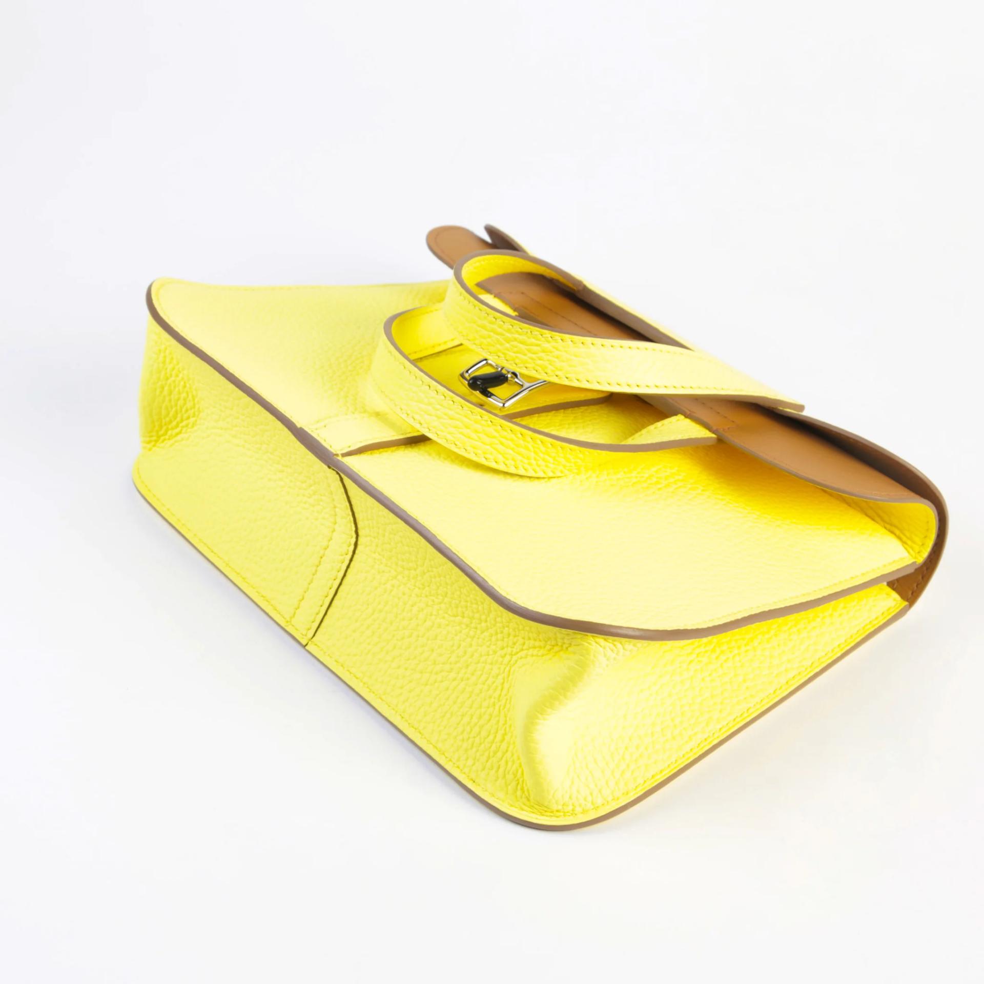 Unused ( Rank NS ) HERMÈS Halzan 25 Verso Limoncello (0Y) Biscuit (4B) Clemence Palladium hardware B (2023) - 5