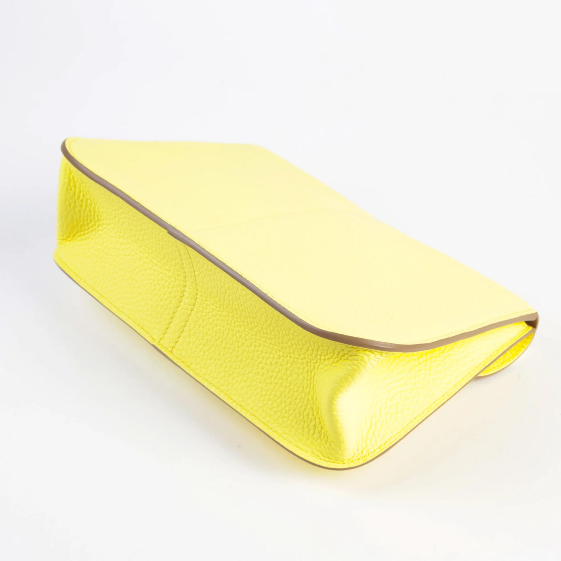 Unused ( Rank NS ) HERMÈS Halzan 25 Verso Limoncello (0Y) Biscuit (4B) Clemence Palladium hardware B (2023) - 7