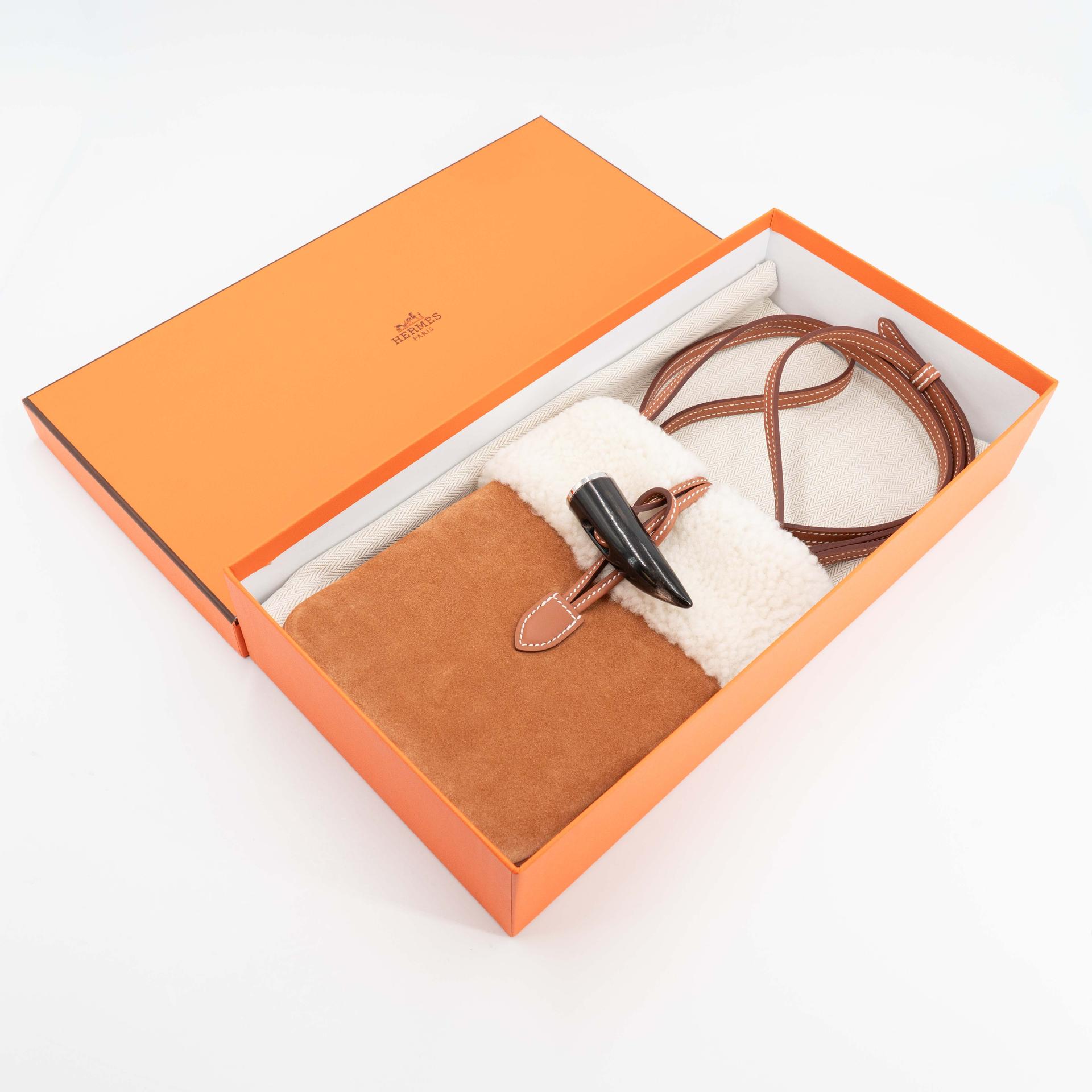 Brand New ( Rank N ) HERMÈS Plush phone bag Gold (37) Merino Wool Grizzly Swift Palladium hardware G (2026) - 3