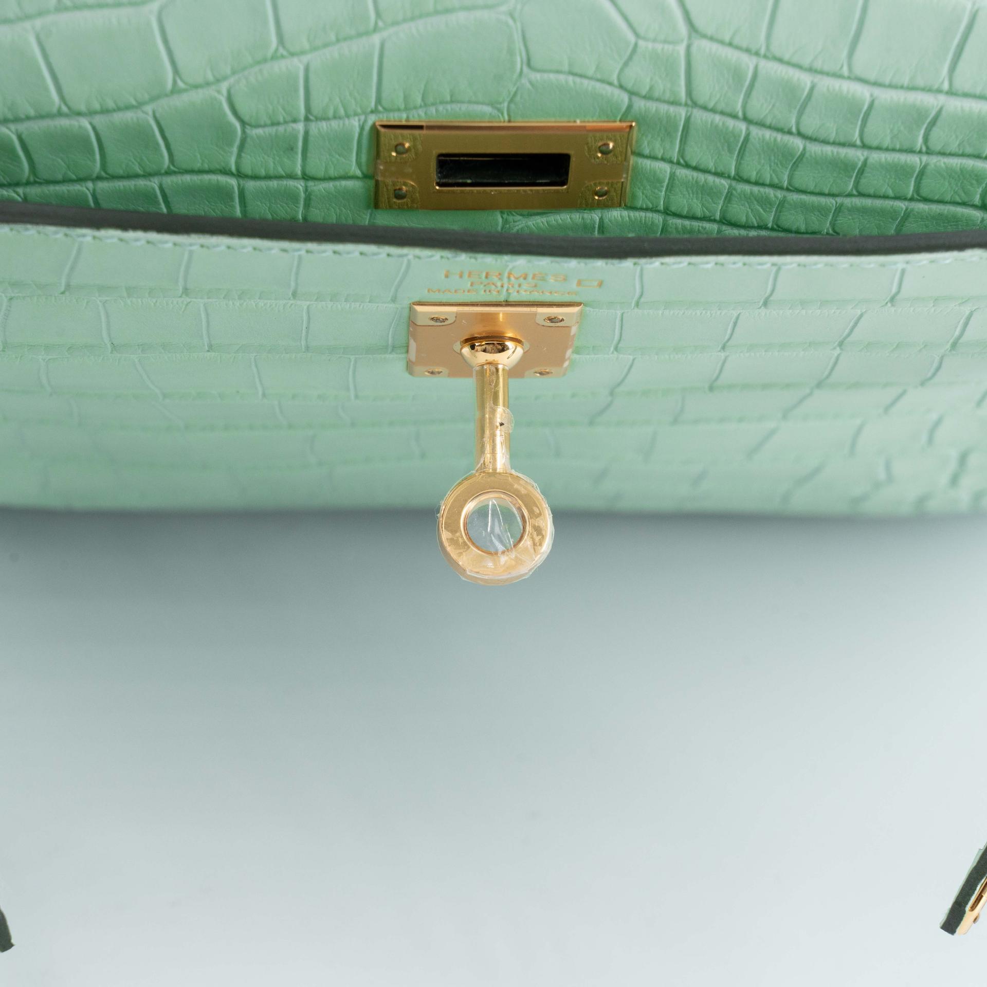 Unused ( Rank NS ) HERMÈS Kelly 25 Vert d’Eau (6U) Matte Alligator Gold hardware W (2024) - 17