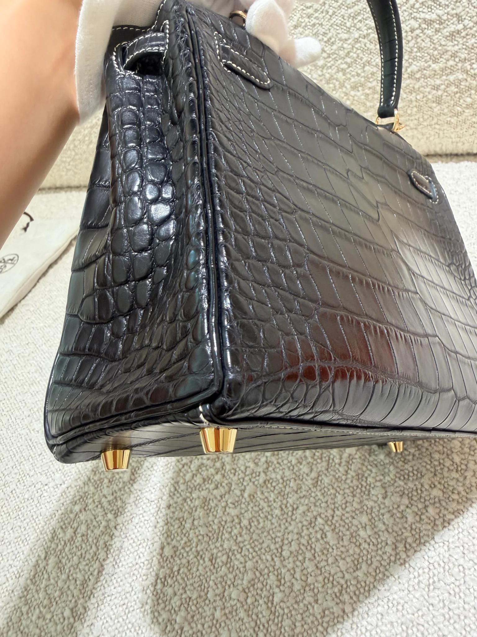 Very Good ( Rank A) HERMÈS Special Order Kelly 25 HSS Noir (89) Matte Alligator Permabrass hardware U (2022) - 13