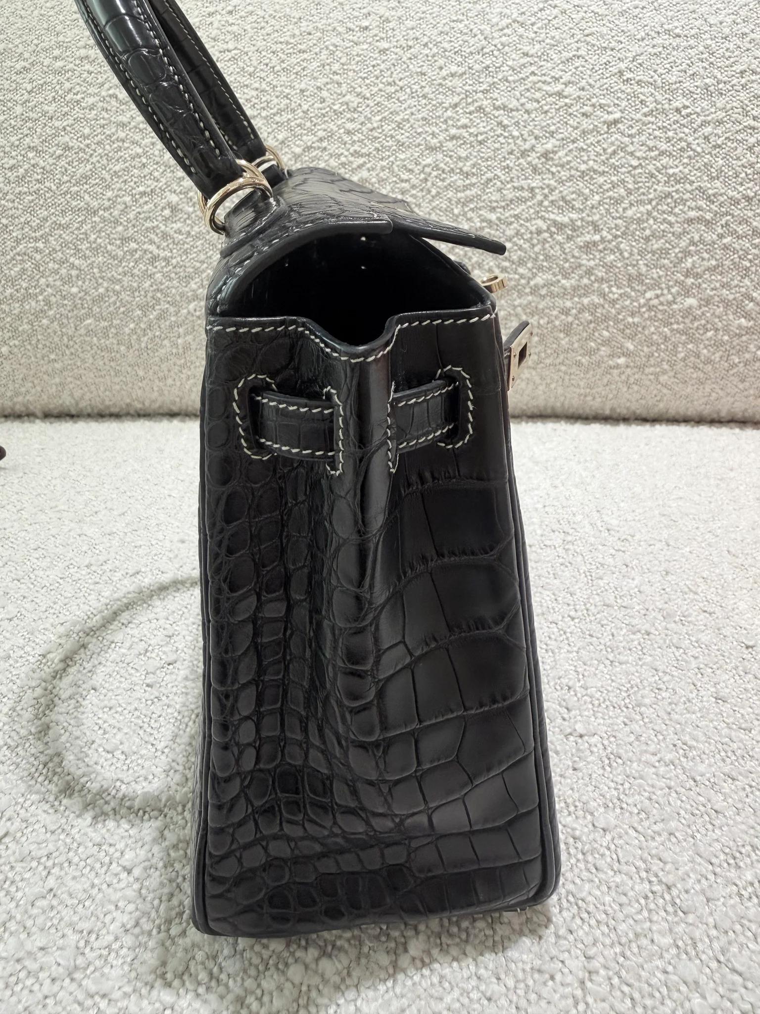 Very Good ( Rank A) HERMÈS Special Order Kelly 25 HSS Noir (89) Matte Alligator Permabrass hardware U (2022) - 20