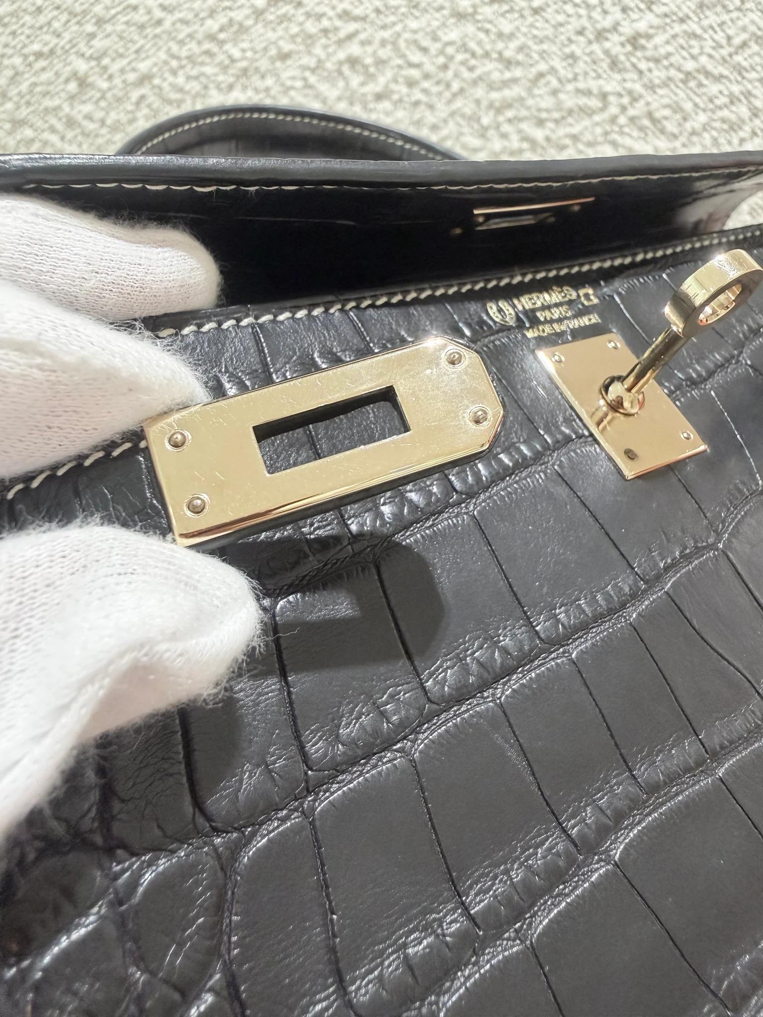 Very Good ( Rank A) HERMÈS Special Order Kelly 25 HSS Noir (89) Matte Alligator Permabrass hardware U (2022) - 15