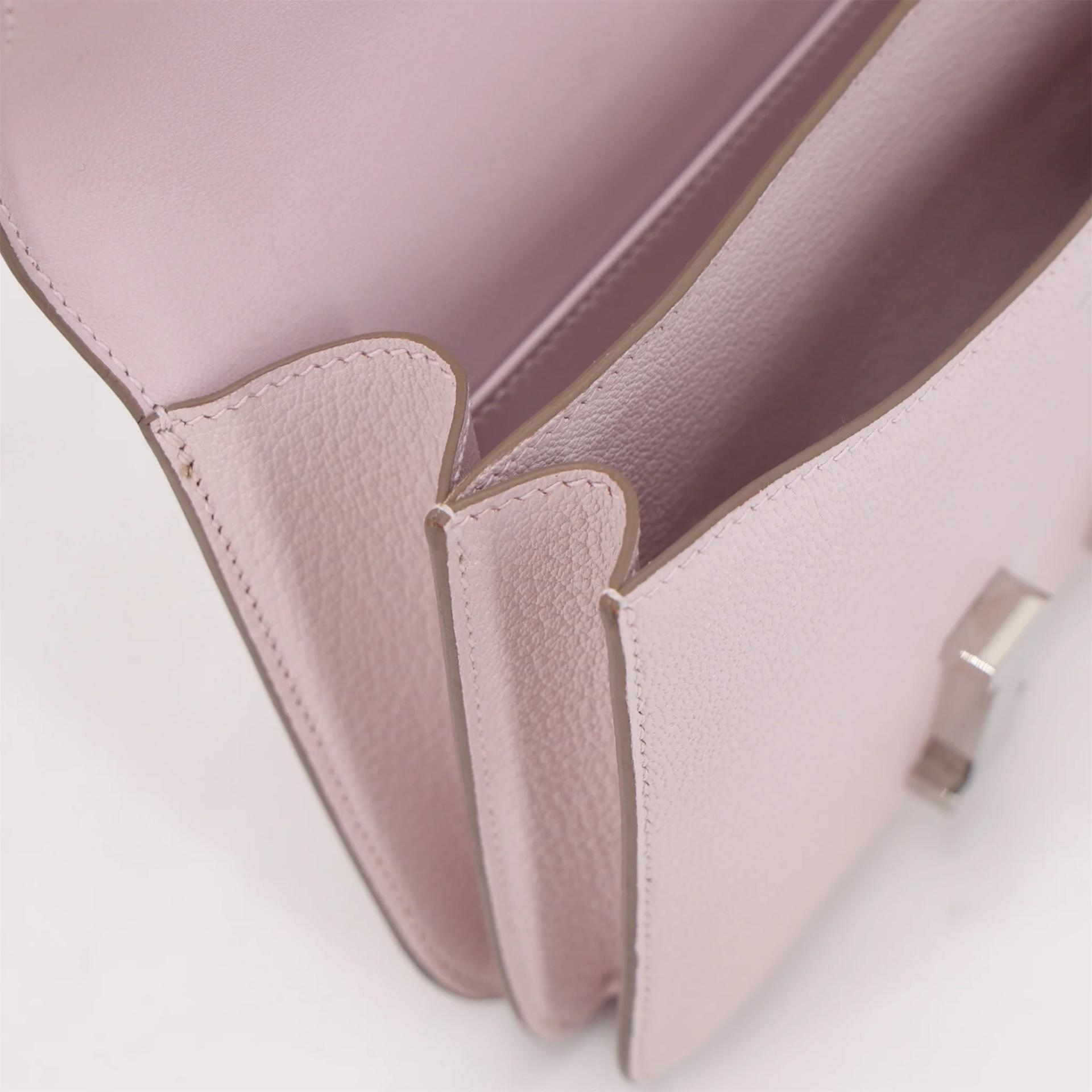 Very Good ( Rank A) HERMÈS Constance Mini Mauve Pale (09) Chevre Palladium hardware B (2023) - 18