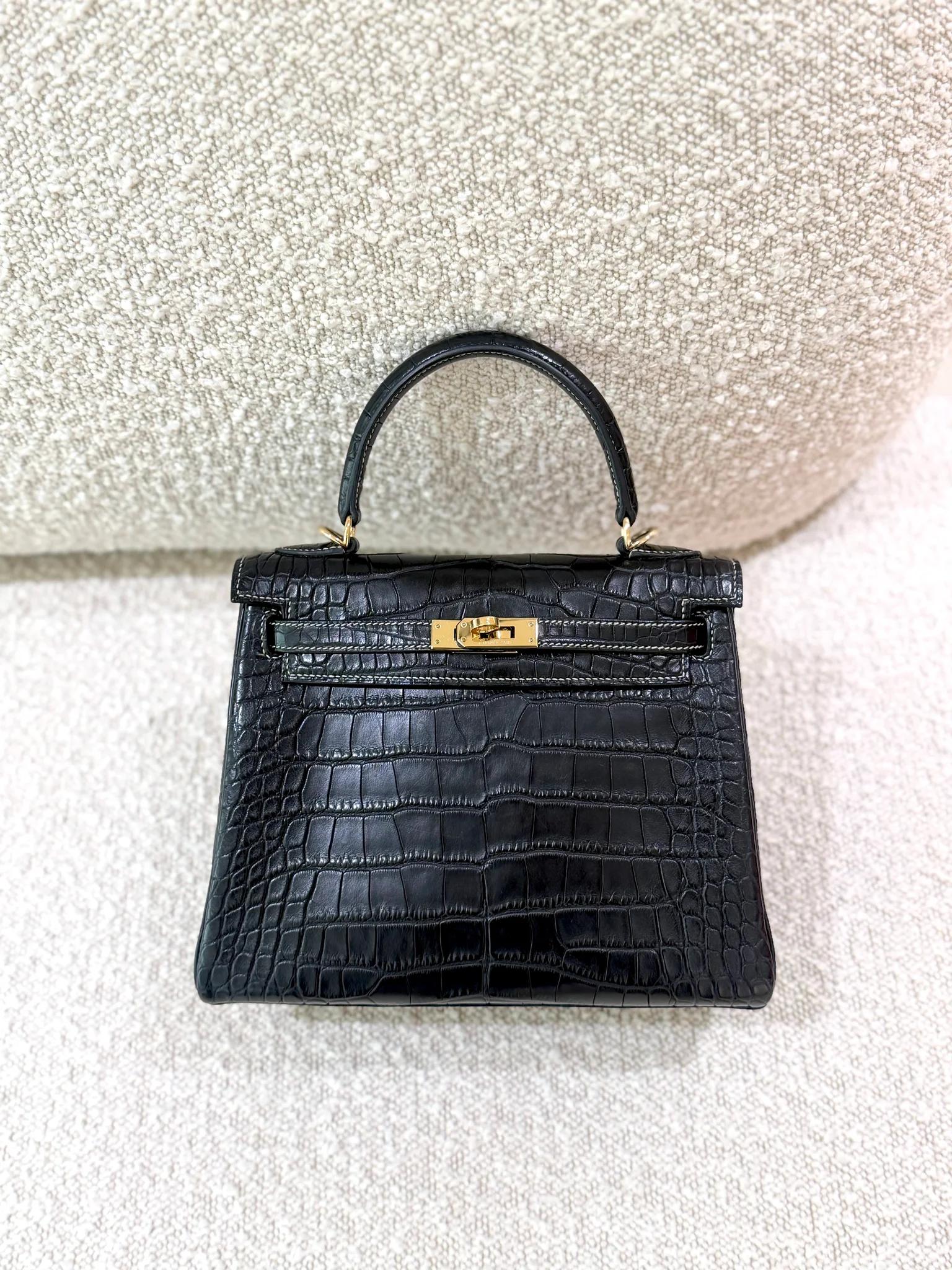 Very Good ( Rank A) HERMÈS Special Order Kelly 25 HSS Noir (89) Matte Alligator Permabrass hardware U (2022) - 5