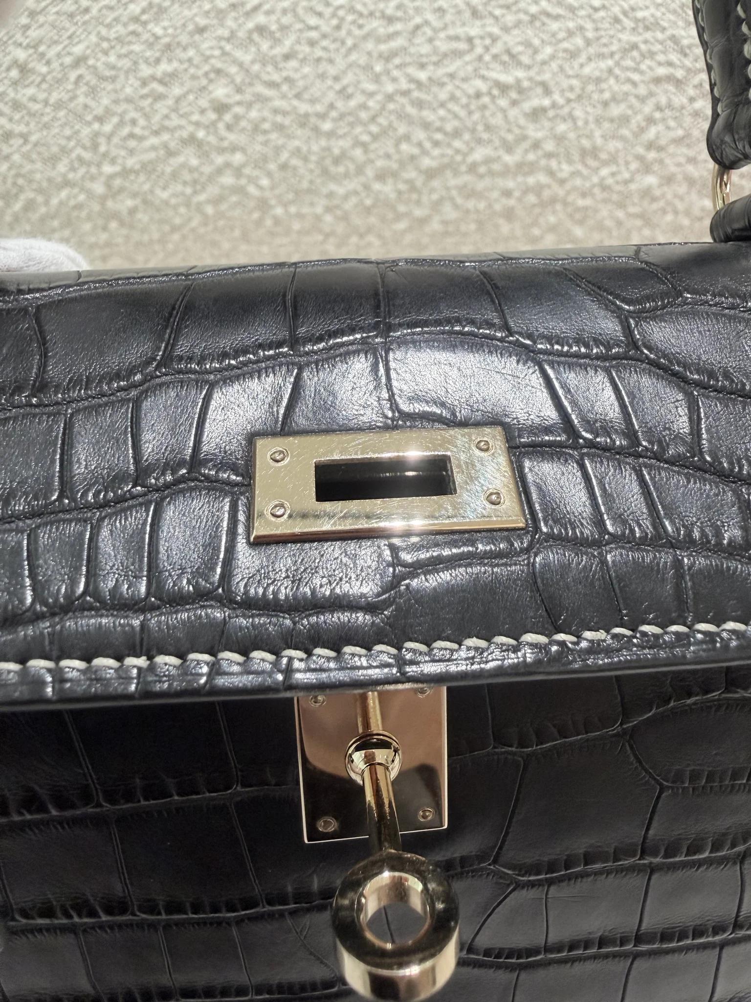 Very Good ( Rank A) HERMÈS Special Order Kelly 25 HSS Noir (89) Matte Alligator Permabrass hardware U (2022) - 18
