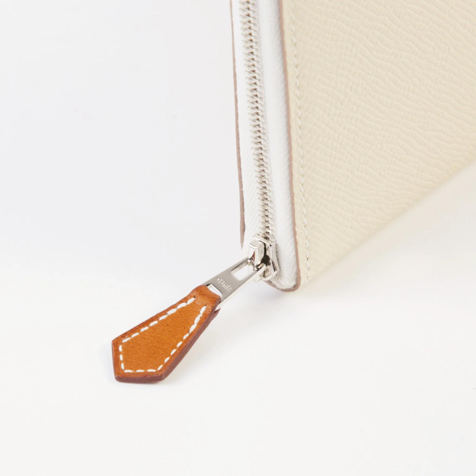 未使用保存品 HERMÈS 愛馬仕 Silk in Azap 長款錢包 10 奶昔白 Craie 棕色 Epsom皮 真絲 銀扣 W刻 2024年 - 7