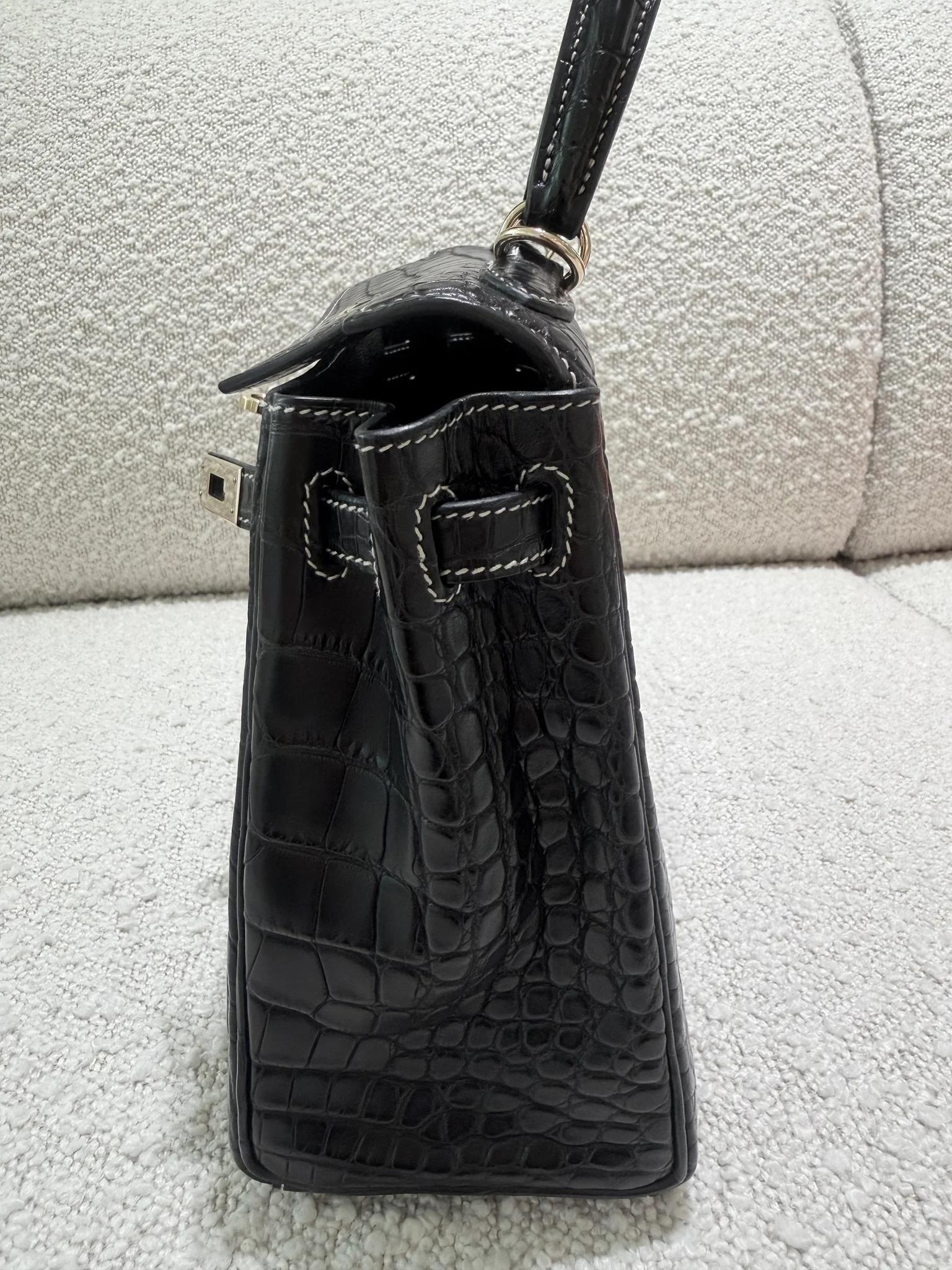 Very Good ( Rank A) HERMÈS Special Order Kelly 25 HSS Noir (89) Matte Alligator Permabrass hardware U (2022) - 21
