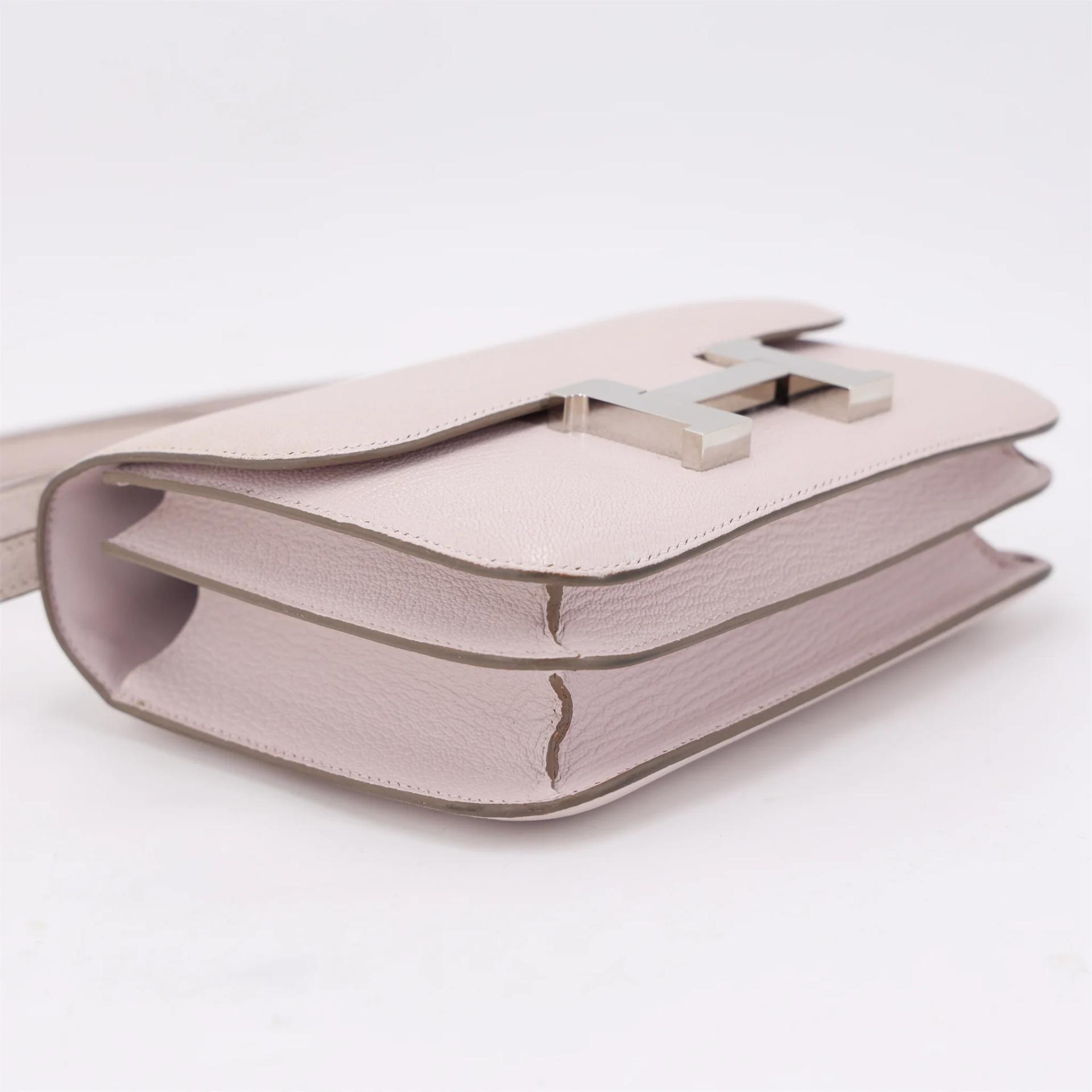 Very Good ( Rank A) HERMÈS Constance Mini Mauve Pale (09) Chevre Palladium hardware B (2023) - 5