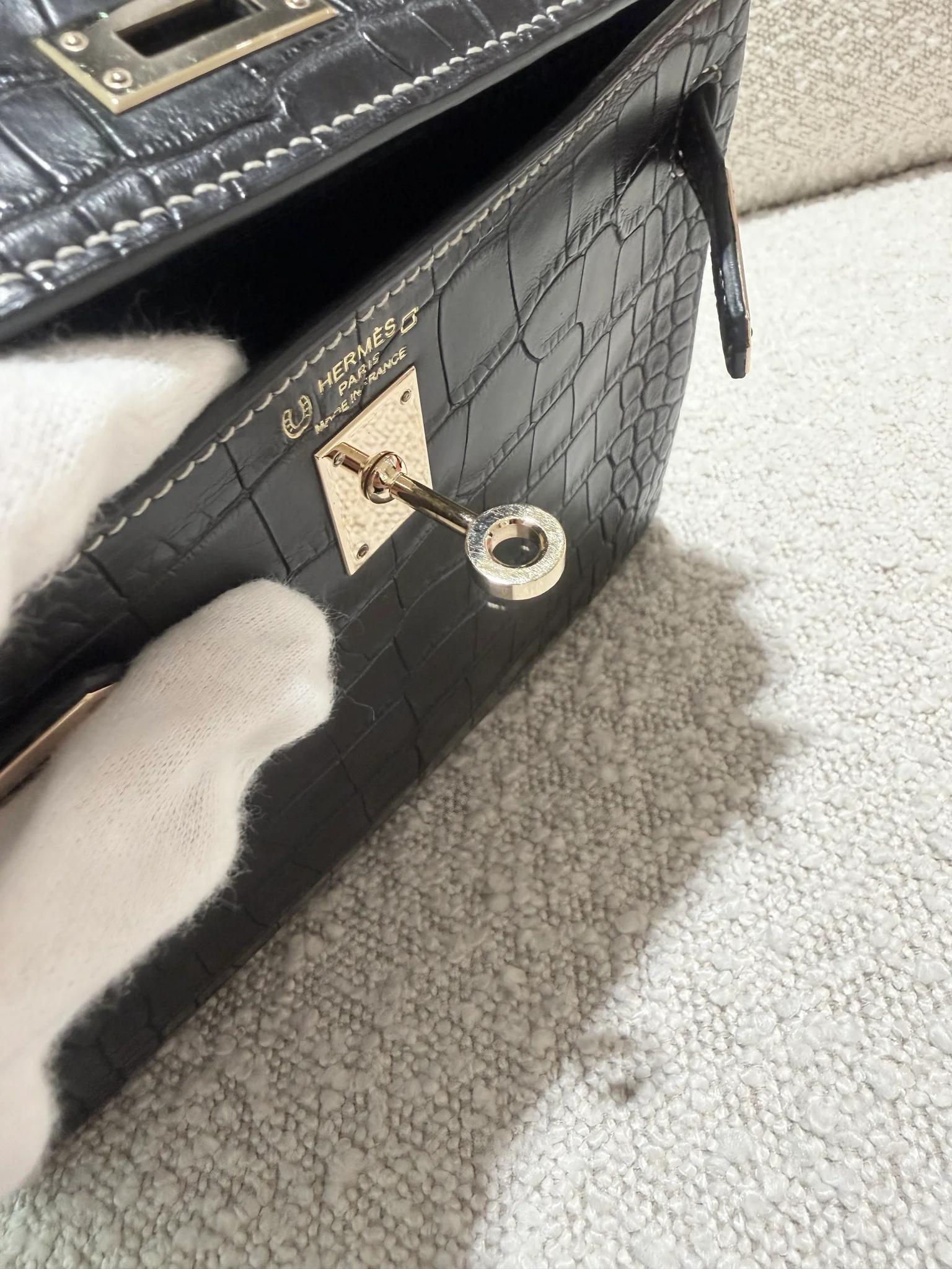 Very Good ( Rank A) HERMÈS Special Order Kelly 25 HSS Noir (89) Matte Alligator Permabrass hardware U (2022) - 17