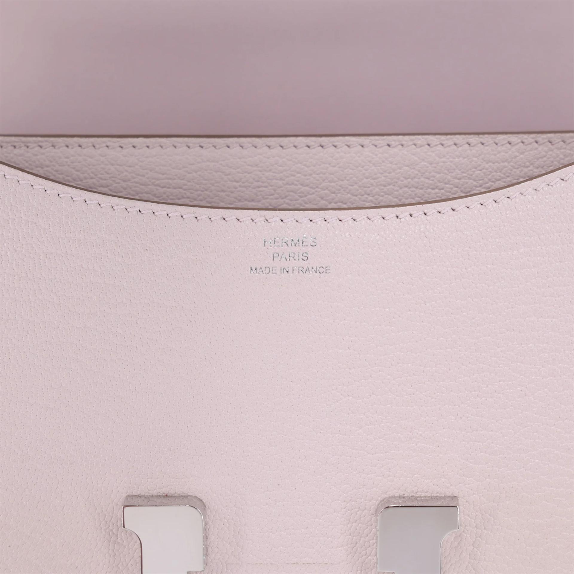 Very Good ( Rank A) HERMÈS Constance Mini Mauve Pale (09) Chevre Palladium hardware B (2023) - 12