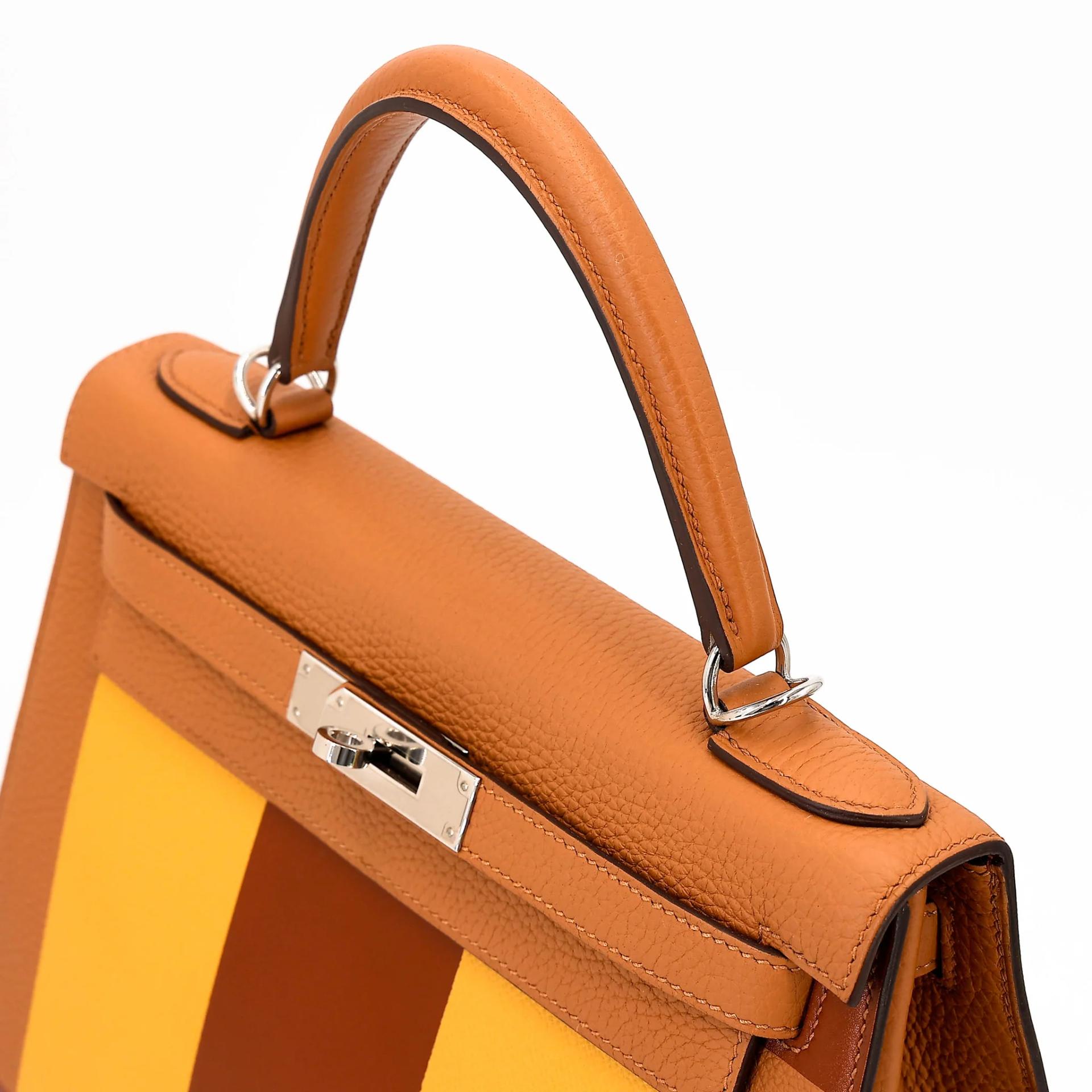 Excellent ( Rank SA ) HERMÈS Limited Edition Kelly 28 Graphie Sellier Letter S Gold (37) Jaune Ambre (9D) Caramel (28) Clemence Epsom Sombrero Palladium hardware C (2018) - 3