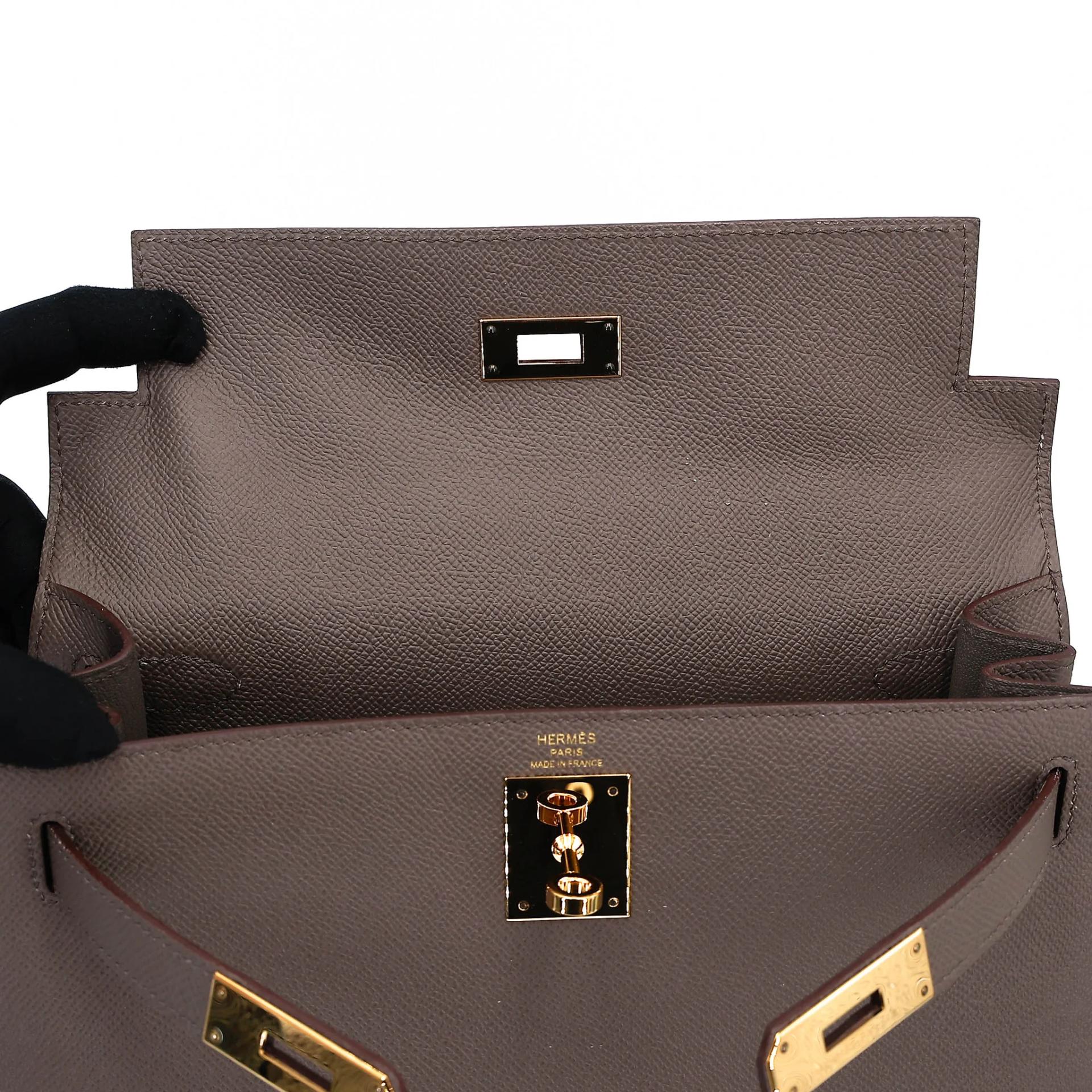 Very Good ( Rank A) HERMÈS Kelly 28 Sellier Etain (8F) Epsom Gold hardware D (2019) - 17