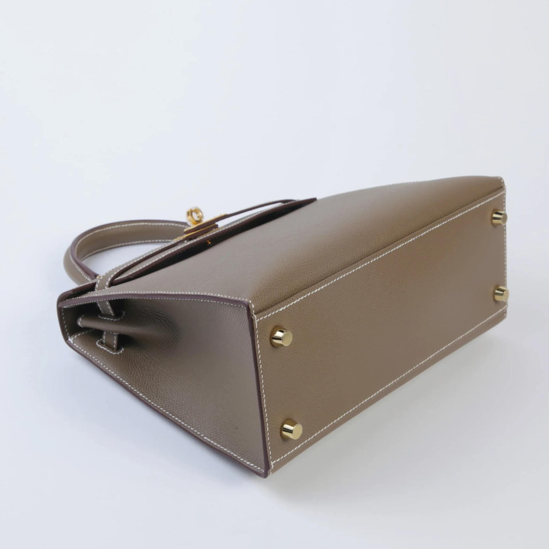Unused ( Rank NS ) HERMÈS Kelly 25 Sellier Etoupe (18) Epsom Gold hardware U (2022) - 4
