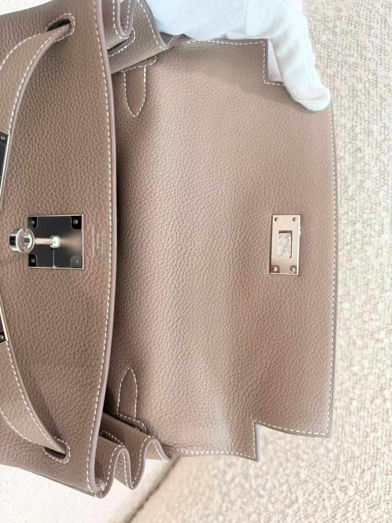 Excellent ( Rank SA ) HERMÈS Kelly 28 Etoupe (18) Togo Palladium hardware U (2022) - 25