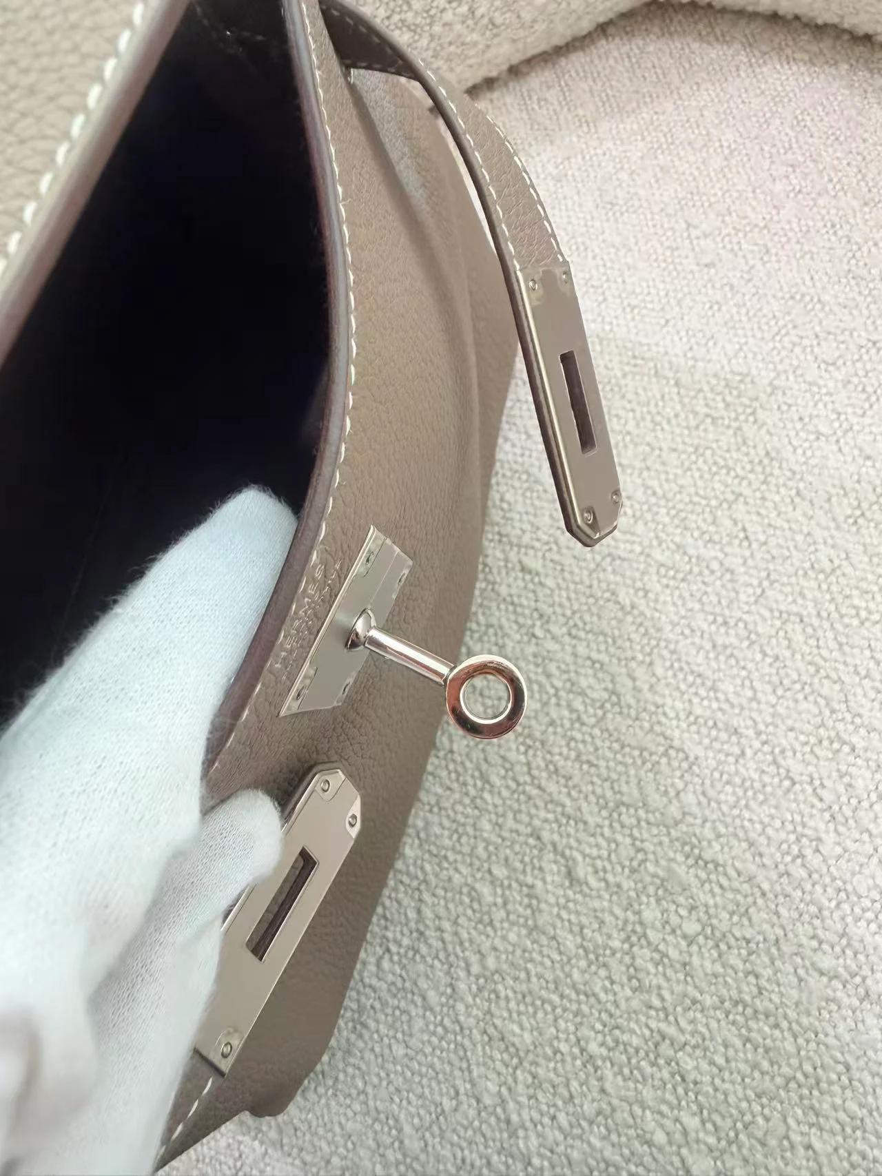 Excellent ( Rank SA ) HERMÈS Kelly 28 Etoupe (18) Togo Palladium hardware U (2022) - 24