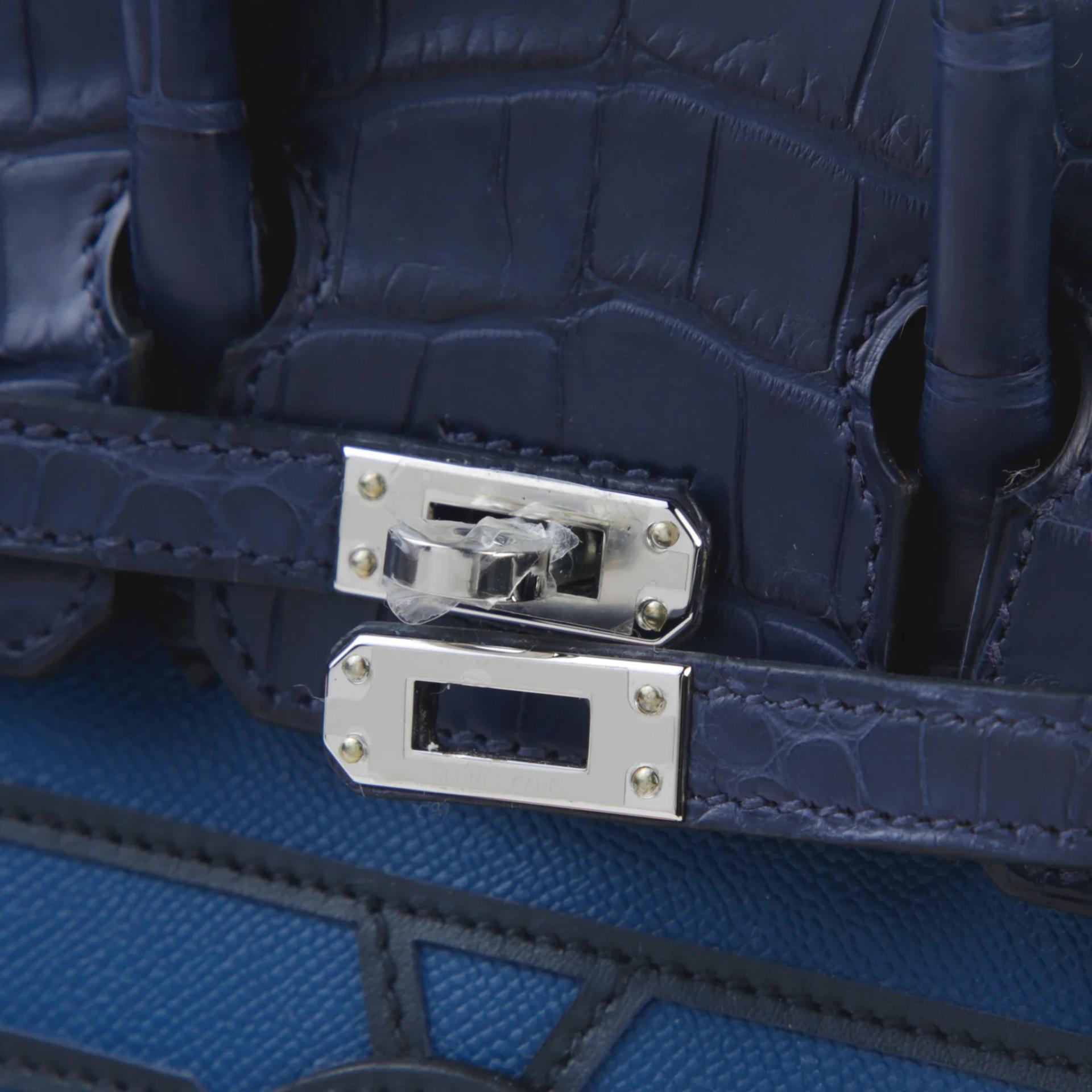 未使用保存品 HERMÈS 爱马仕 限量收藏款 Birkin Faubourg 20 房子包 外缝 S4 深邃蓝 Deep Blue 78 深海蓝 Blue Marine 76 深蓝 Bleu Indigo □ 短吻鳄 雾面 Madame皮 Swift牛皮 银扣 B刻 2023年 - 6