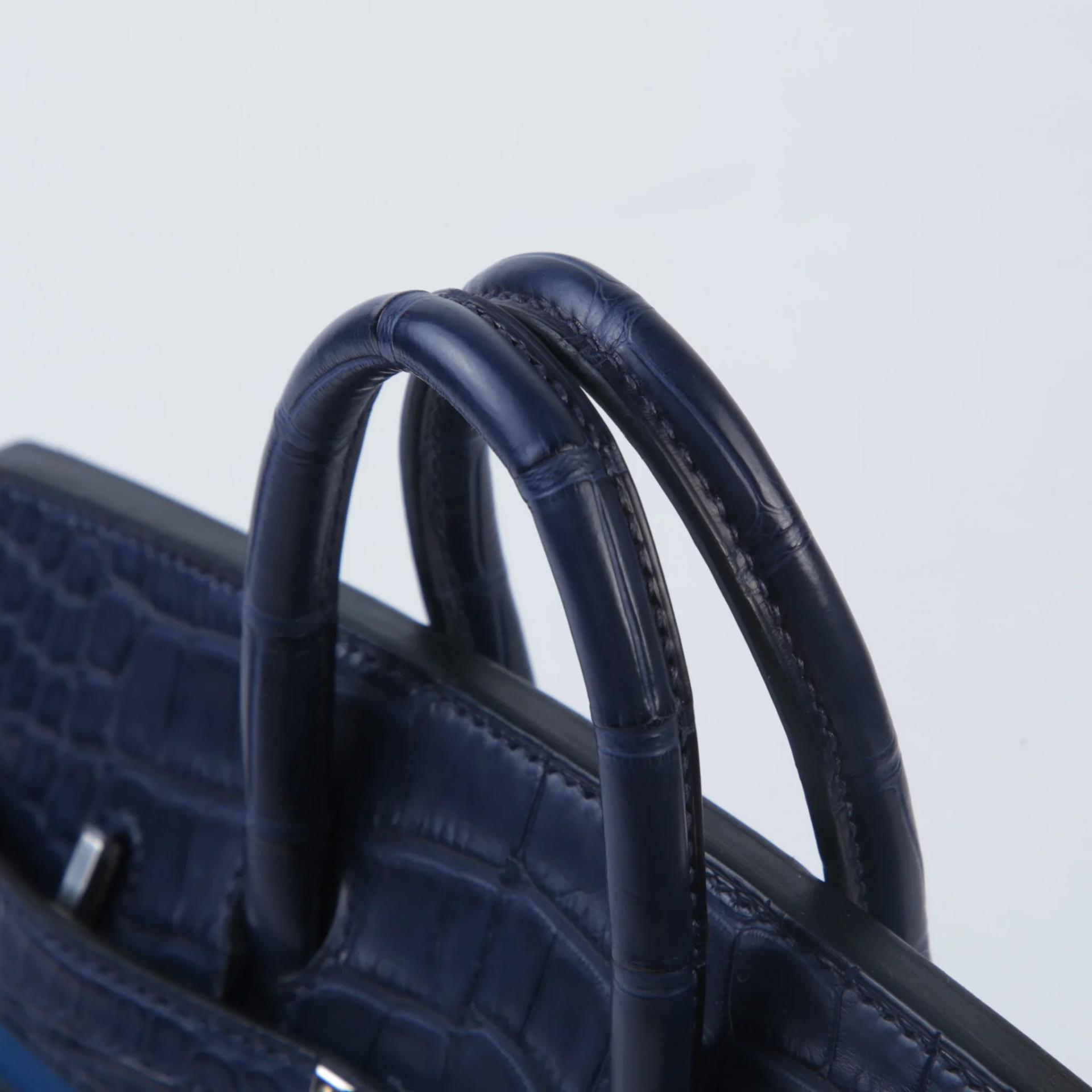 未使用保存品 HERMÈS 爱马仕 限量收藏款 Birkin Faubourg 20 房子包 外缝 S4 深邃蓝 Deep Blue 78 深海蓝 Blue Marine 76 深蓝 Bleu Indigo □ 短吻鳄 雾面 Madame皮 Swift牛皮 银扣 B刻 2023年 - 3