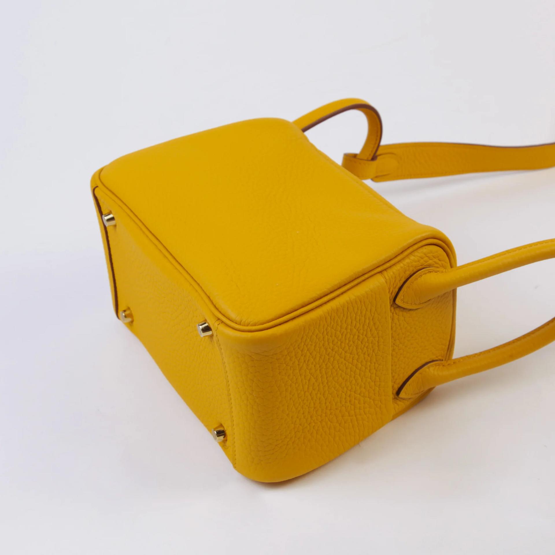 Excellent ( Rank SA ) HERMÈS Mini Lindy Jaune Ambre (9D) Clemence Gold hardware D (2019) - 7