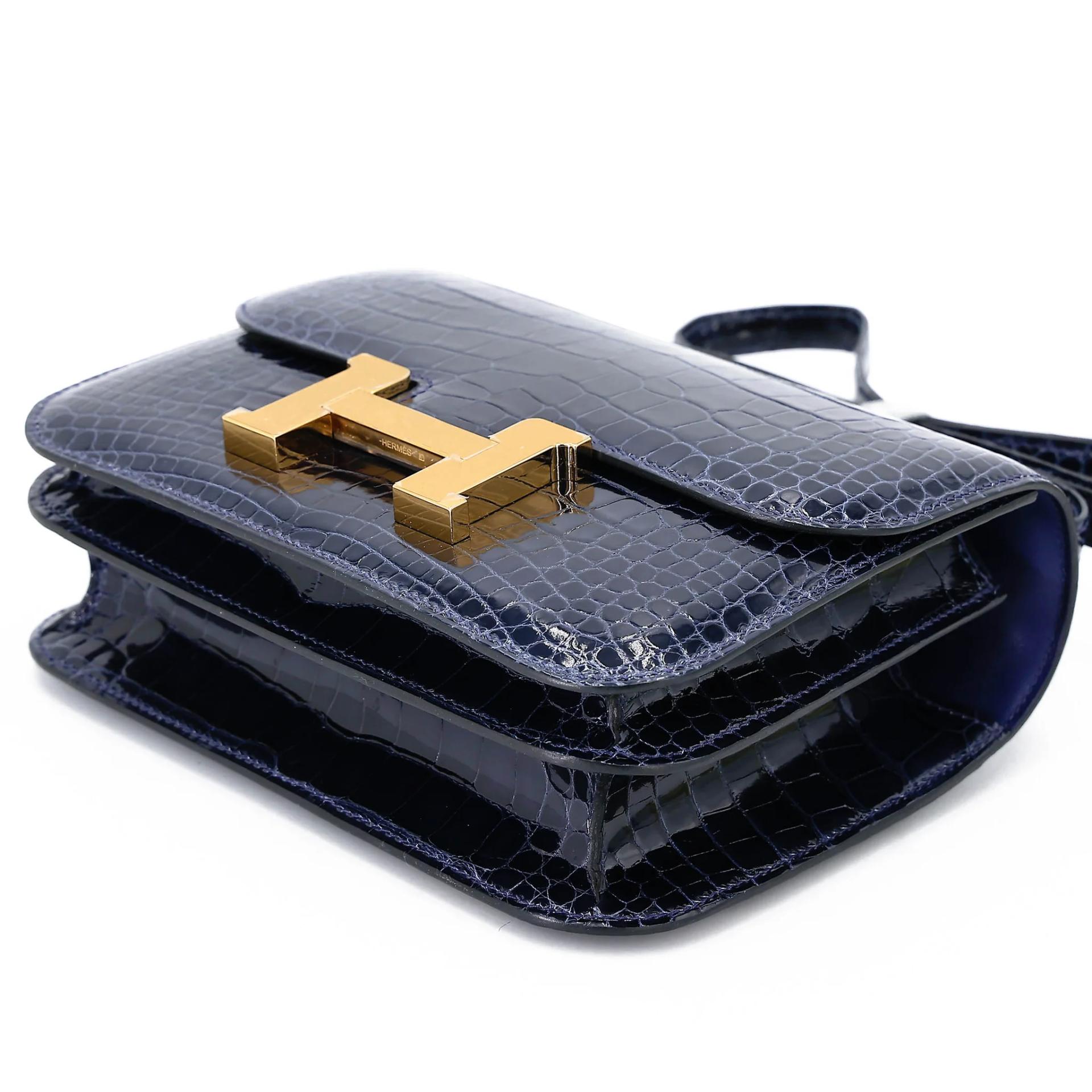 Excellent ( Rank SA ) HERMÈS Constance Mini Bleu Saphir (73) Shiny Alligator Gold hardware U (2022) - 4