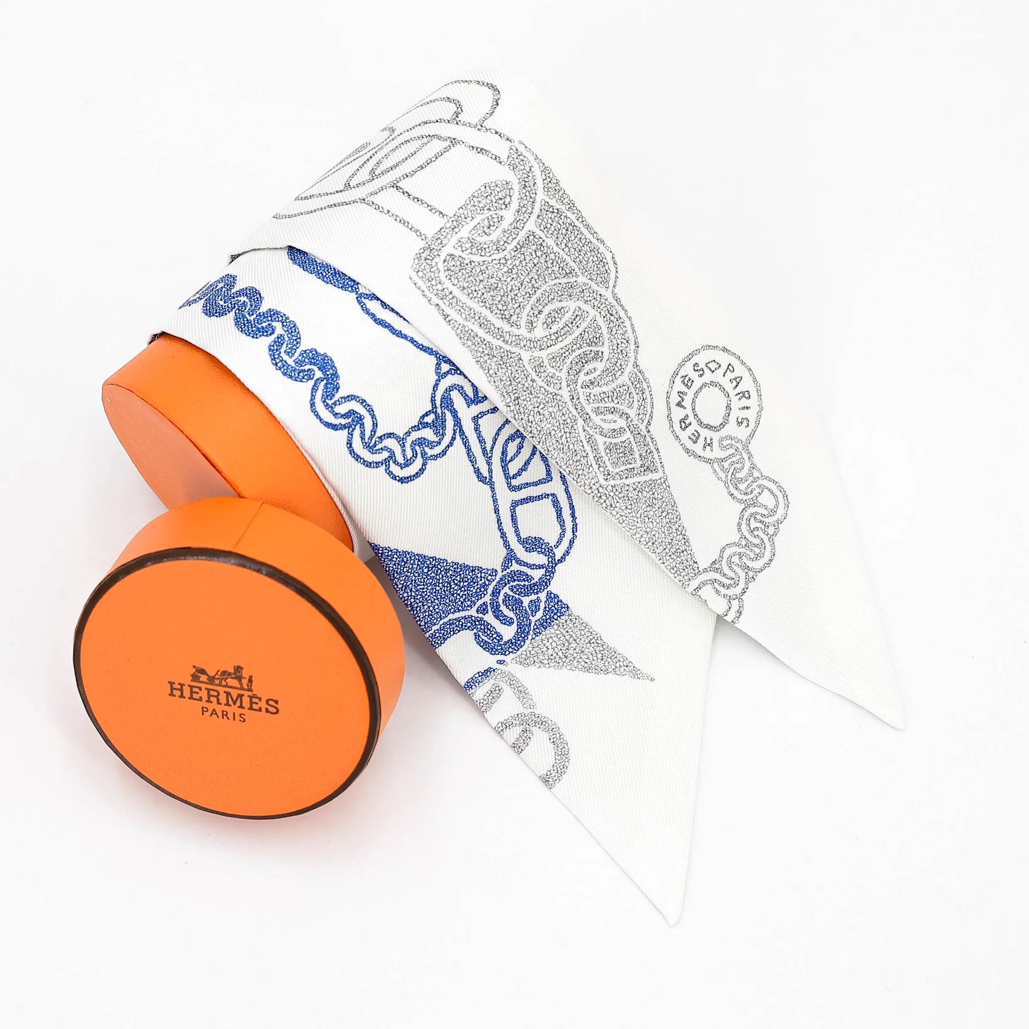 Brand New ( Rank N ) HERMÈS Twilly Boucles et Maillons Blue White Silk - 3