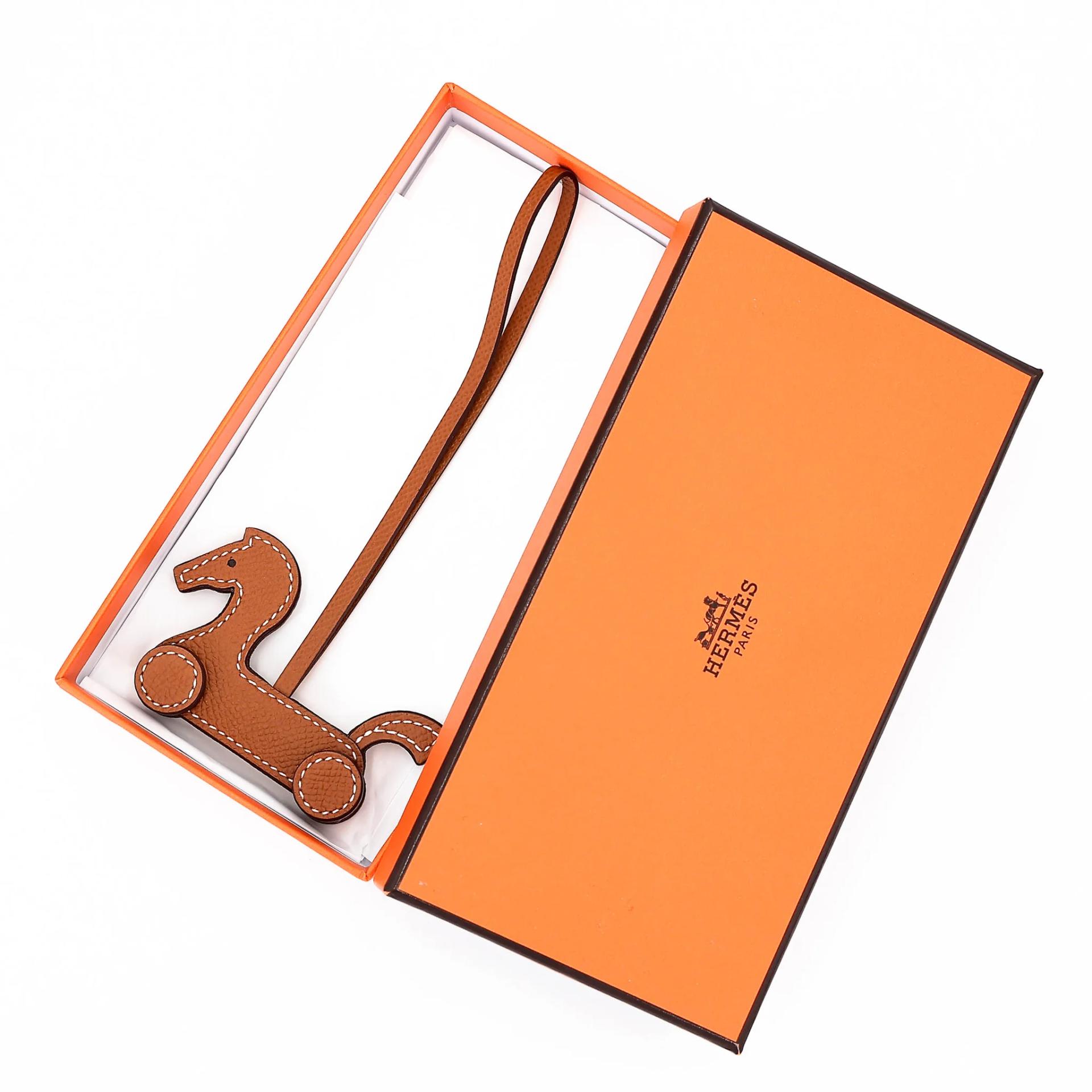Brand New ( Rank N ) HERMÈS Cheval a Roulettes Charm Gold (37) Epsom G (2026) - 3