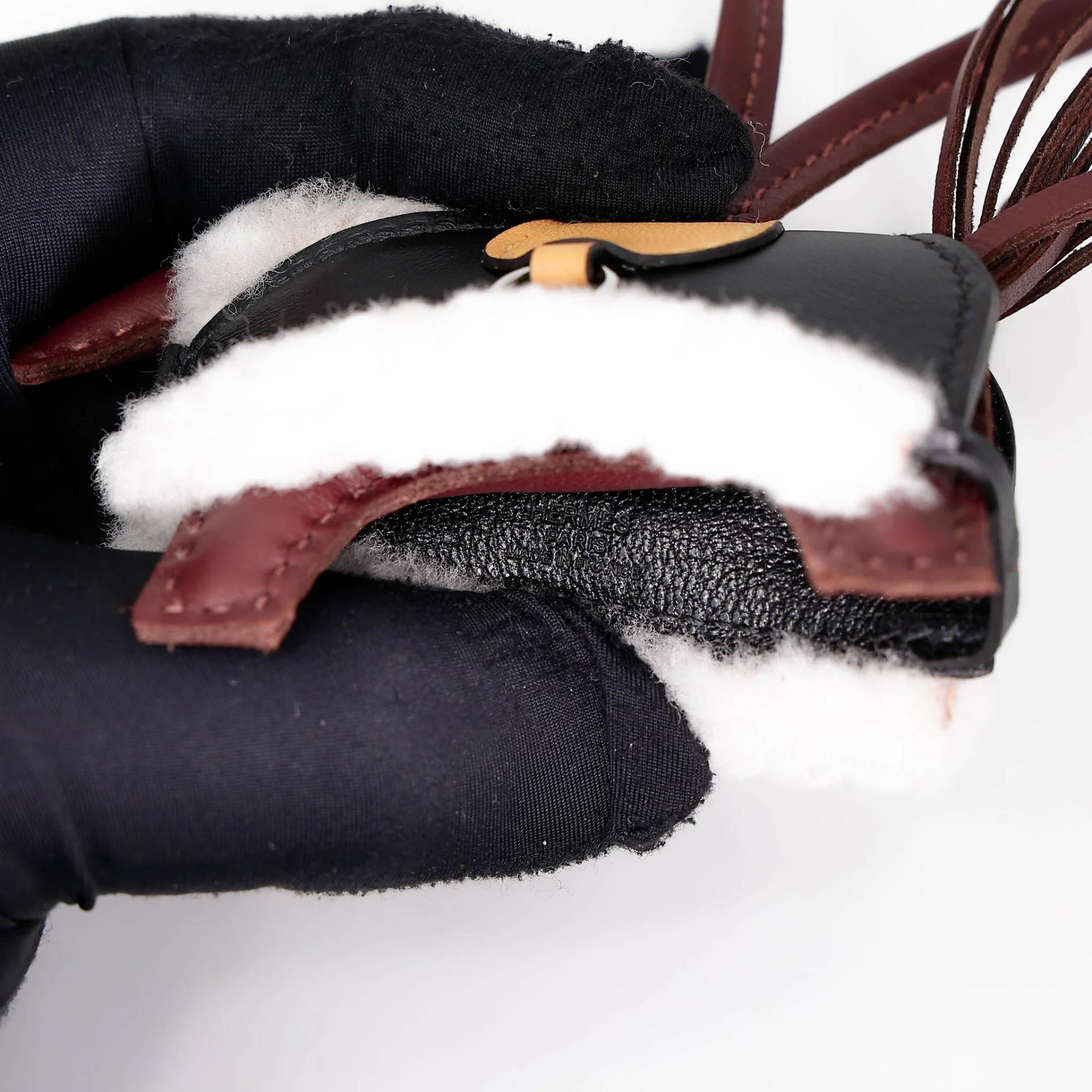 全新 HERMÈS 愛馬仕 Robeo Plush PM 小馬掛件 0G 馬鞍紅 Rouge Sellier 89 黑色 Noir (Black) 1A 玉米黃 Paille Agneau Milo 米洛羊羔皮 銀扣 G刻 2026年 - 8