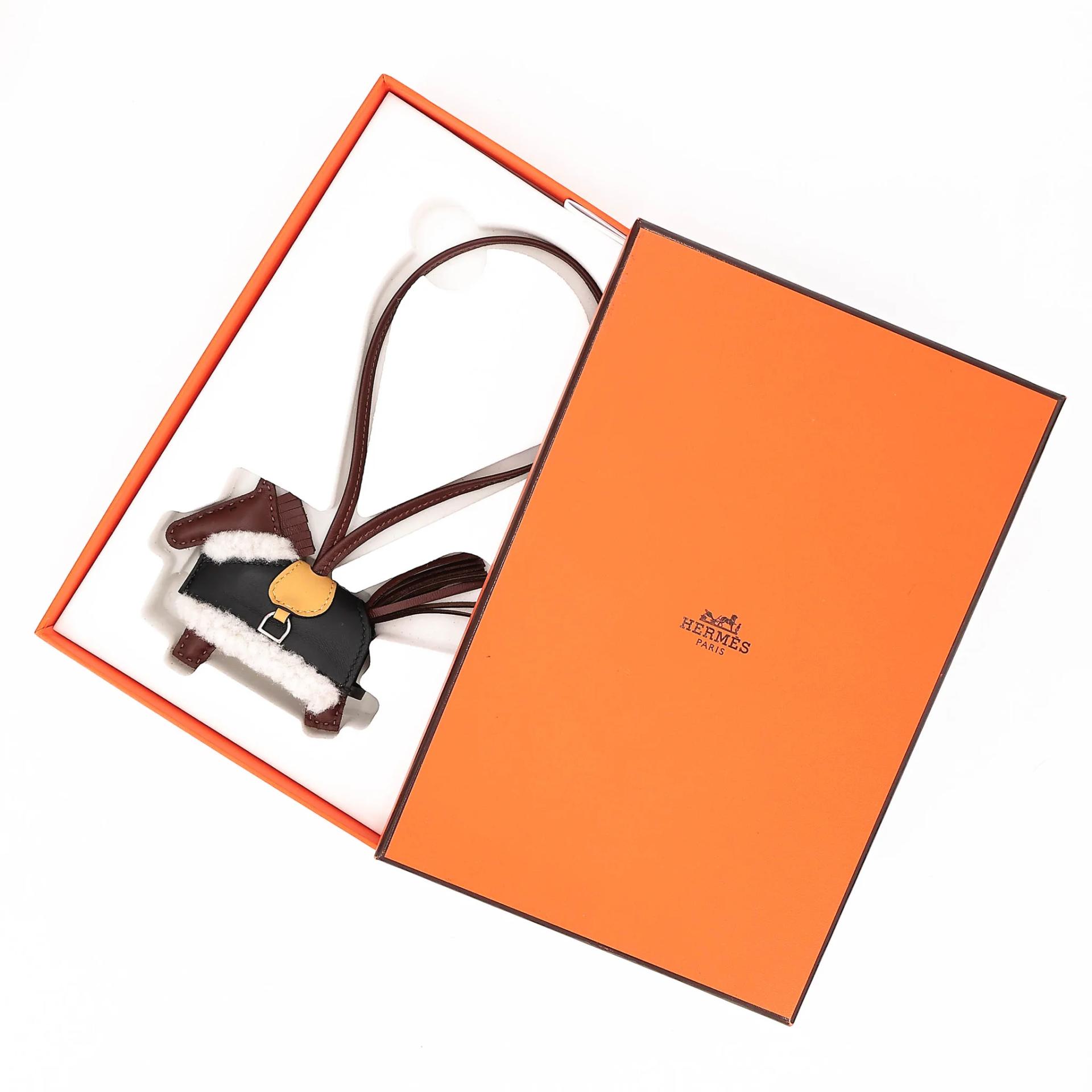 全新 HERMÈS 愛馬仕 Robeo Plush PM 小馬掛件 0G 馬鞍紅 Rouge Sellier 89 黑色 Noir (Black) 1A 玉米黃 Paille Agneau Milo 米洛羊羔皮 銀扣 G刻 2026年 - 3