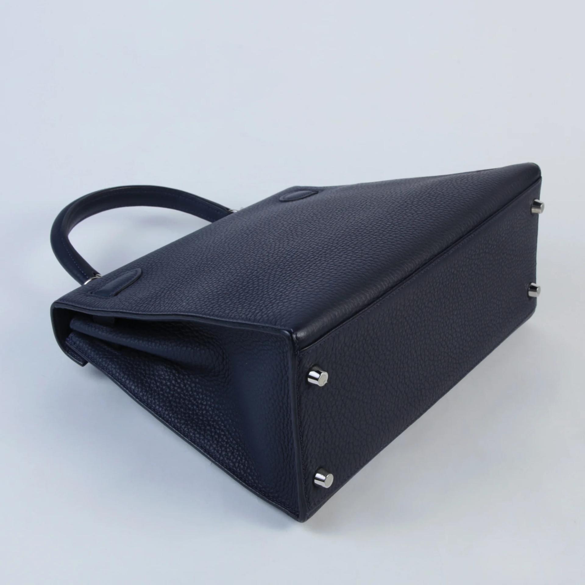 Very Good ( Rank A) HERMÈS Limited Edition Kelly 28 Sellier Letter R Bleu Nuit (2Z) Bleu Brighton (7E) Terre Battue (R1) Clemence Palladium hardware C (2018) - 6