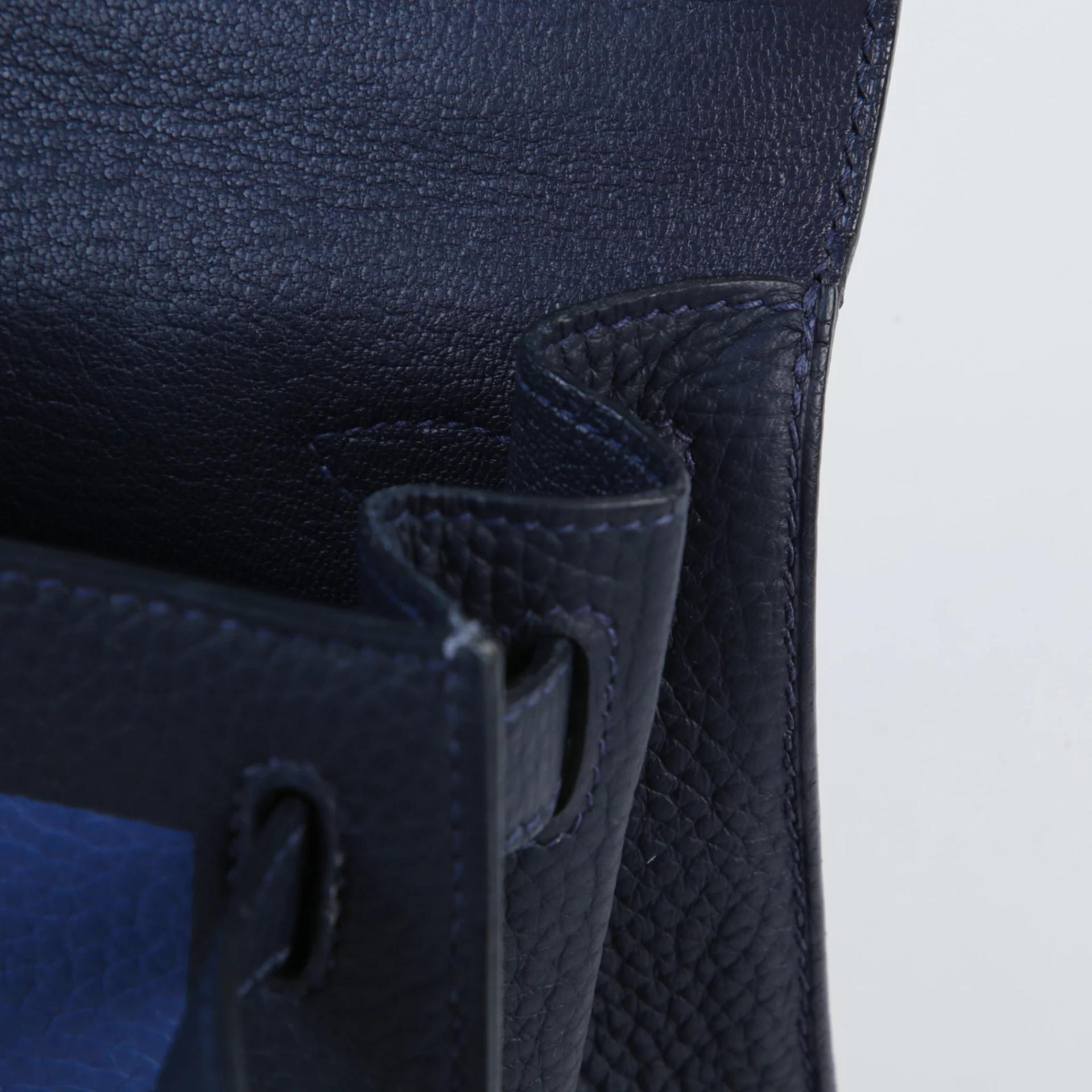 Very Good ( Rank A) HERMÈS Limited Edition Kelly 28 Sellier Letter R Bleu Nuit (2Z) Bleu Brighton (7E) Terre Battue (R1) Clemence Palladium hardware C (2018) - 11